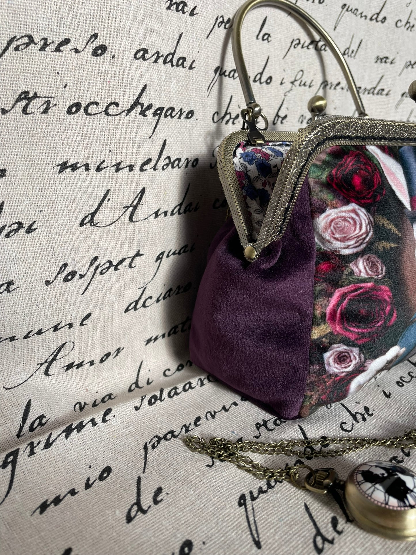 Clutch « Le Lapin du Manoir du Temps » – Élégance Victorienne et Fantaisie Gothique