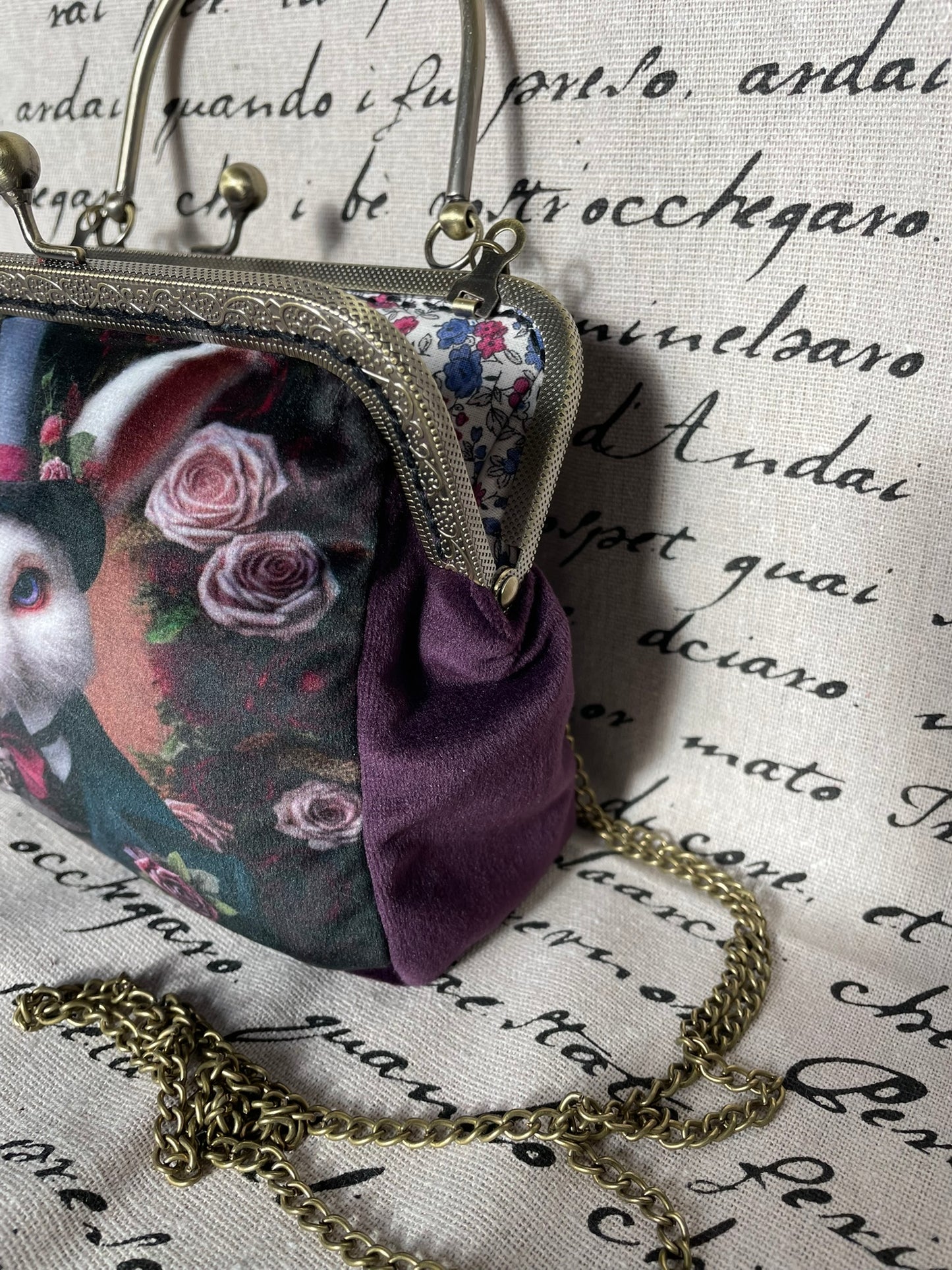 Clutch « Le Lapin du Manoir du Temps » – Élégance Victorienne et Fantaisie Gothique