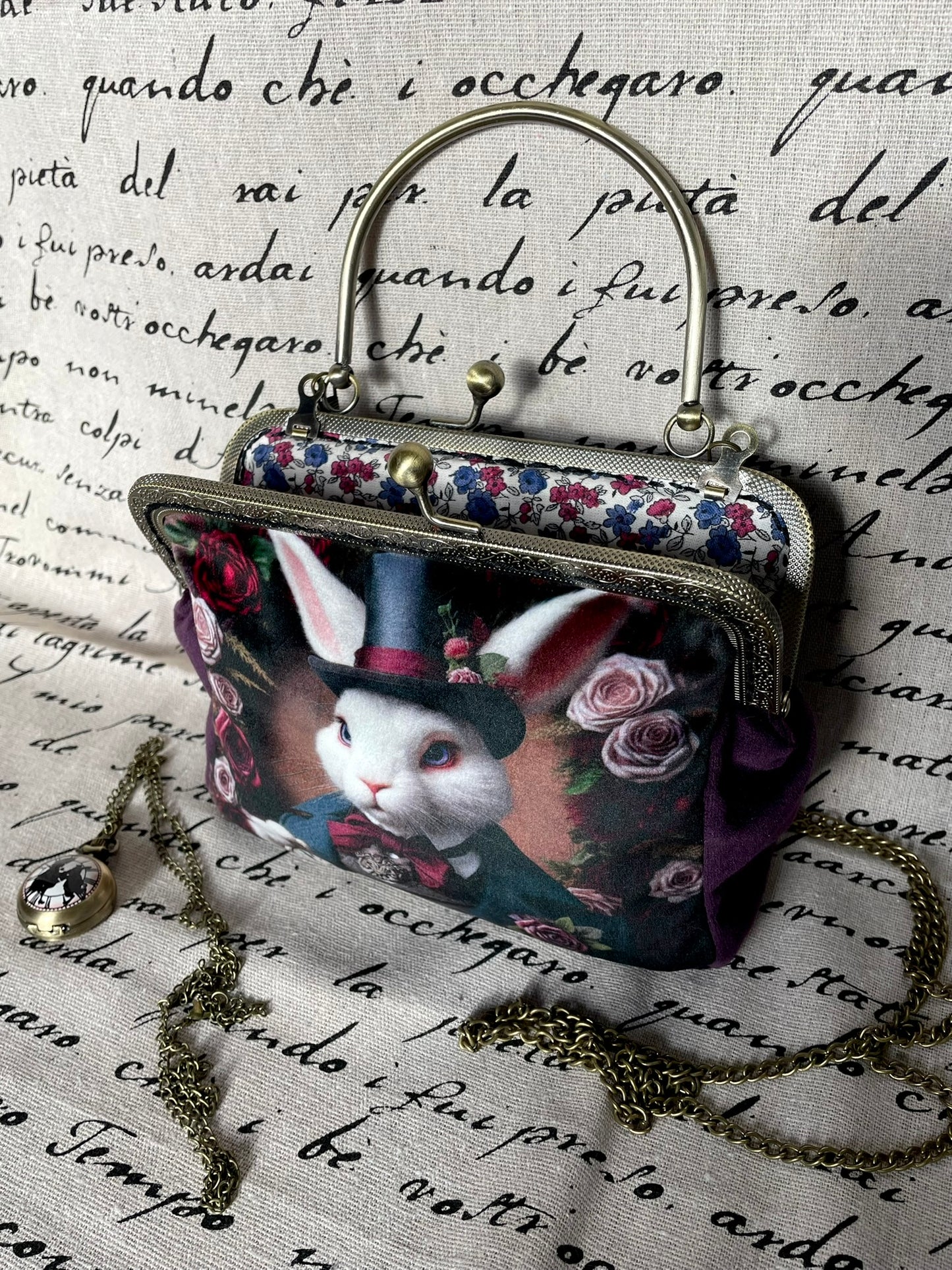 Clutch « Le Lapin du Manoir du Temps » – Élégance Victorienne et Fantaisie Gothique