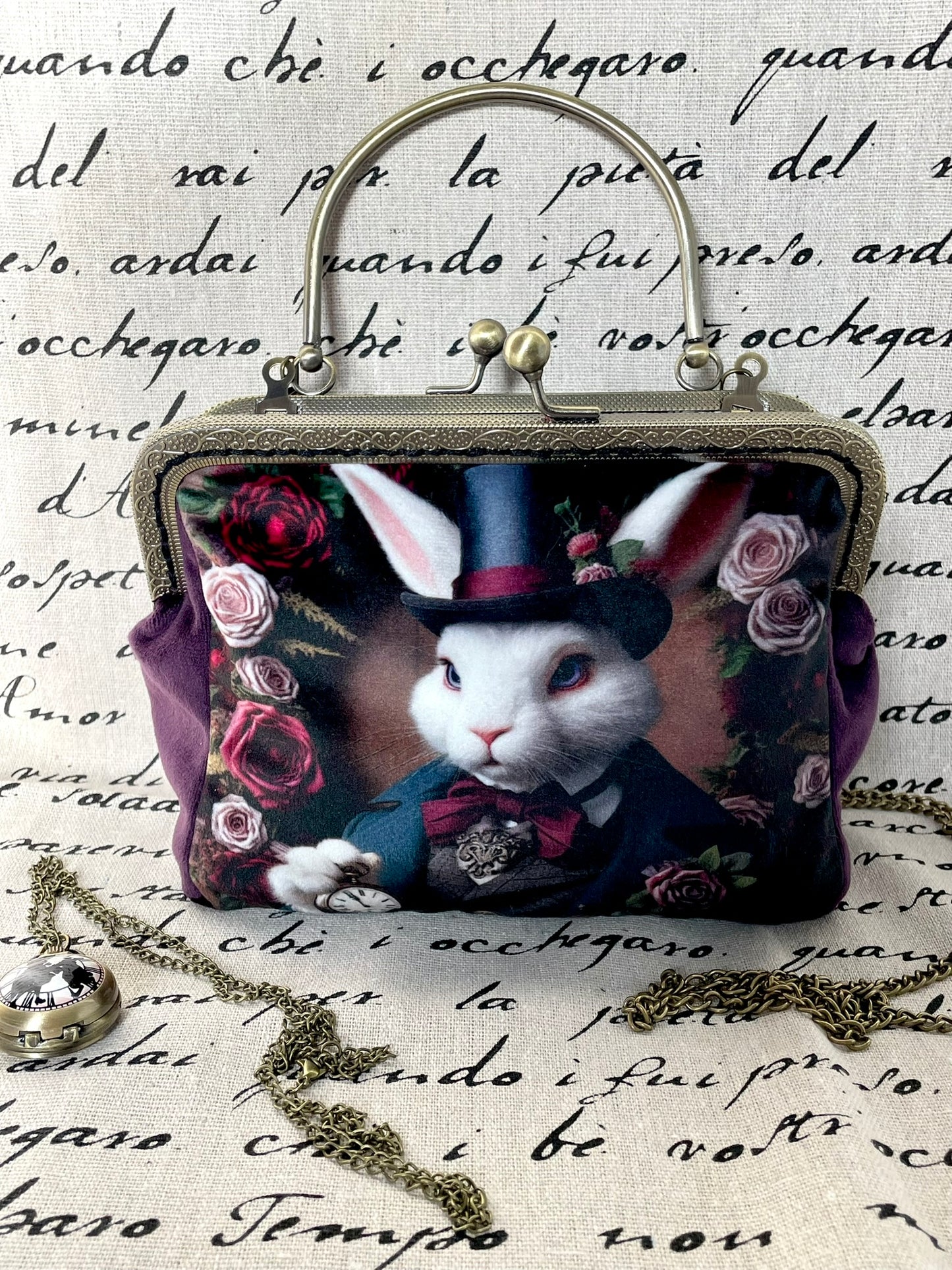 Clutch « Le Lapin du Manoir du Temps » – Élégance Victorienne et Fantaisie Gothique
