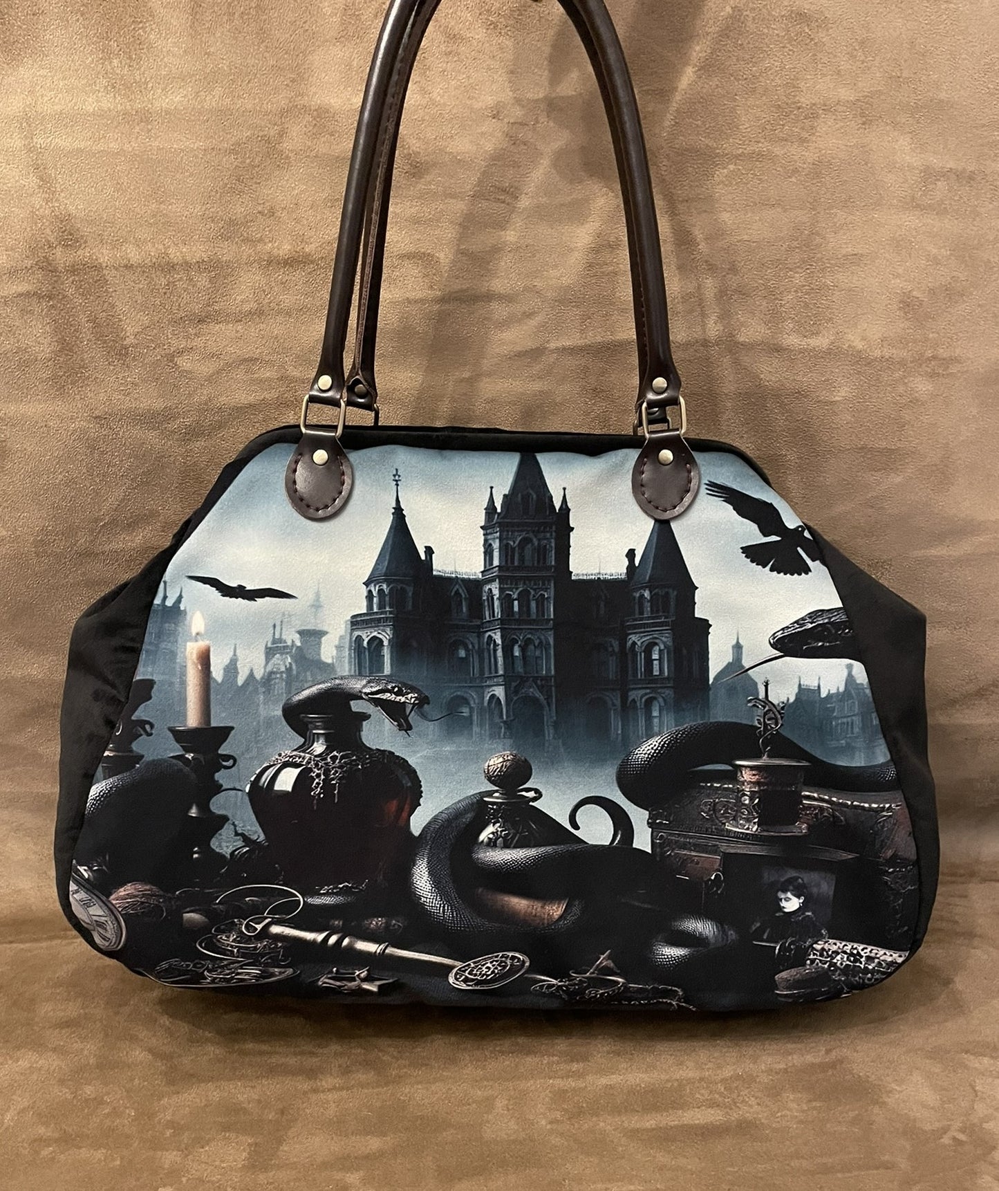 Sac « Manoir Mystique et Reliques Noires » – Grand Sac Gothique Chic, Fantastique et Baroque Moderne