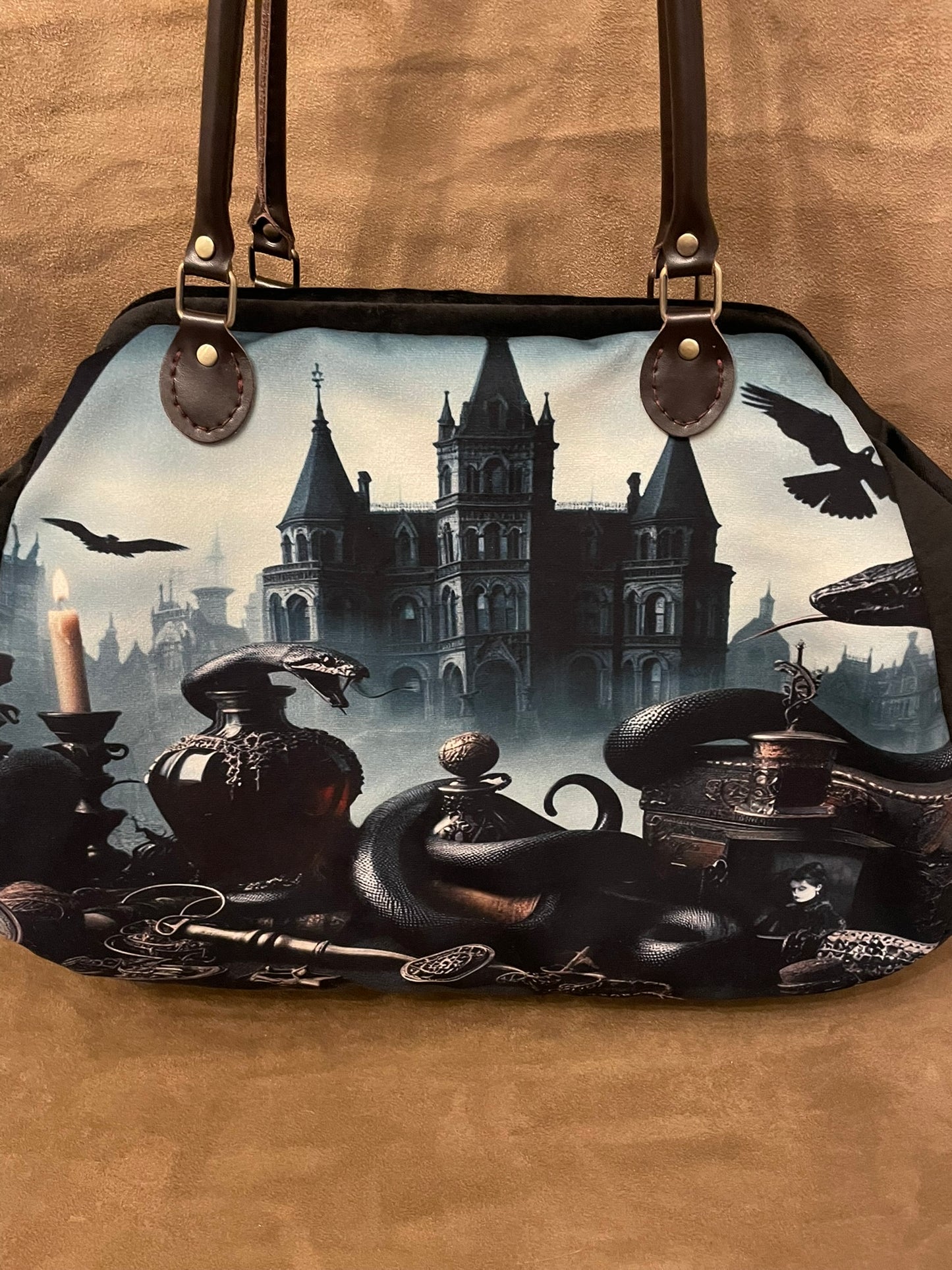 Sac « Manoir Mystique et Reliques Noires » – Grand Sac Gothique Chic, Fantastique et Baroque Moderne