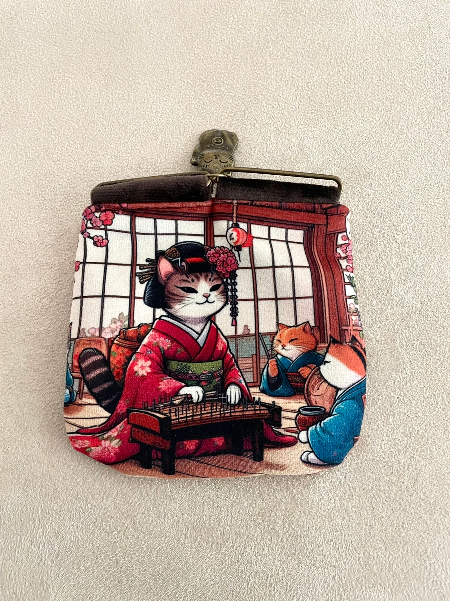 Porte monnaie aimanté en velours – Chats en kimono et ambiance japonaise
