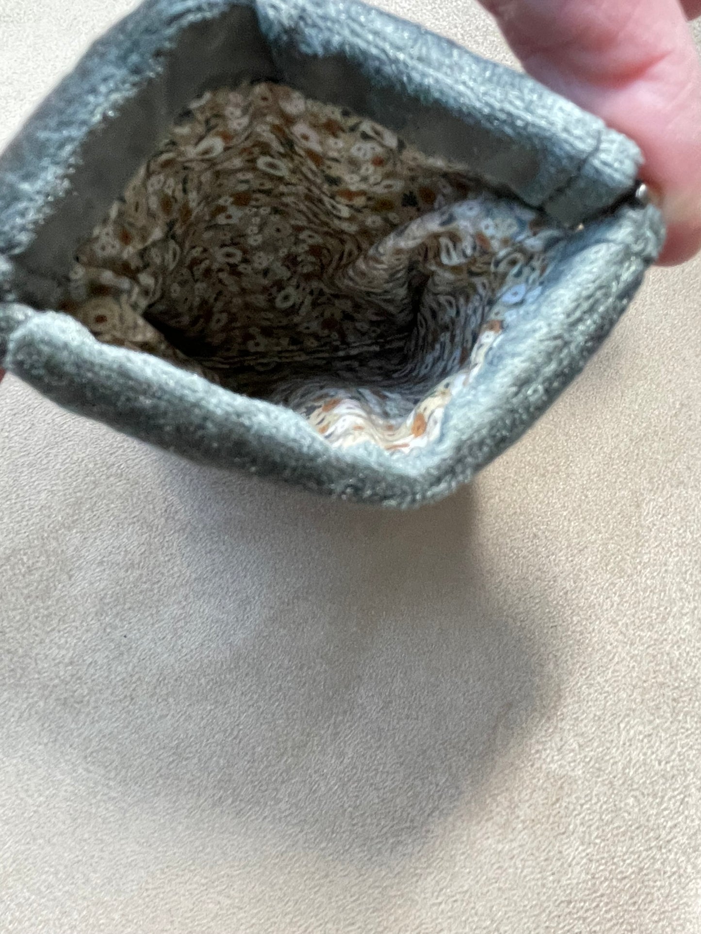 Porte-monnaie clac "Chien Steampunk" – Illustration décalée & velours rétro – Accessoire compact et original