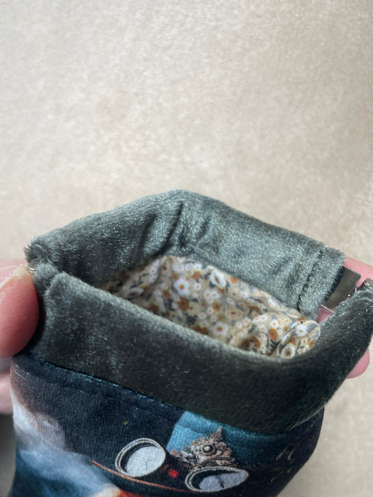 Porte-monnaie clac "Chien Steampunk" – Illustration décalée & velours rétro – Accessoire compact et original