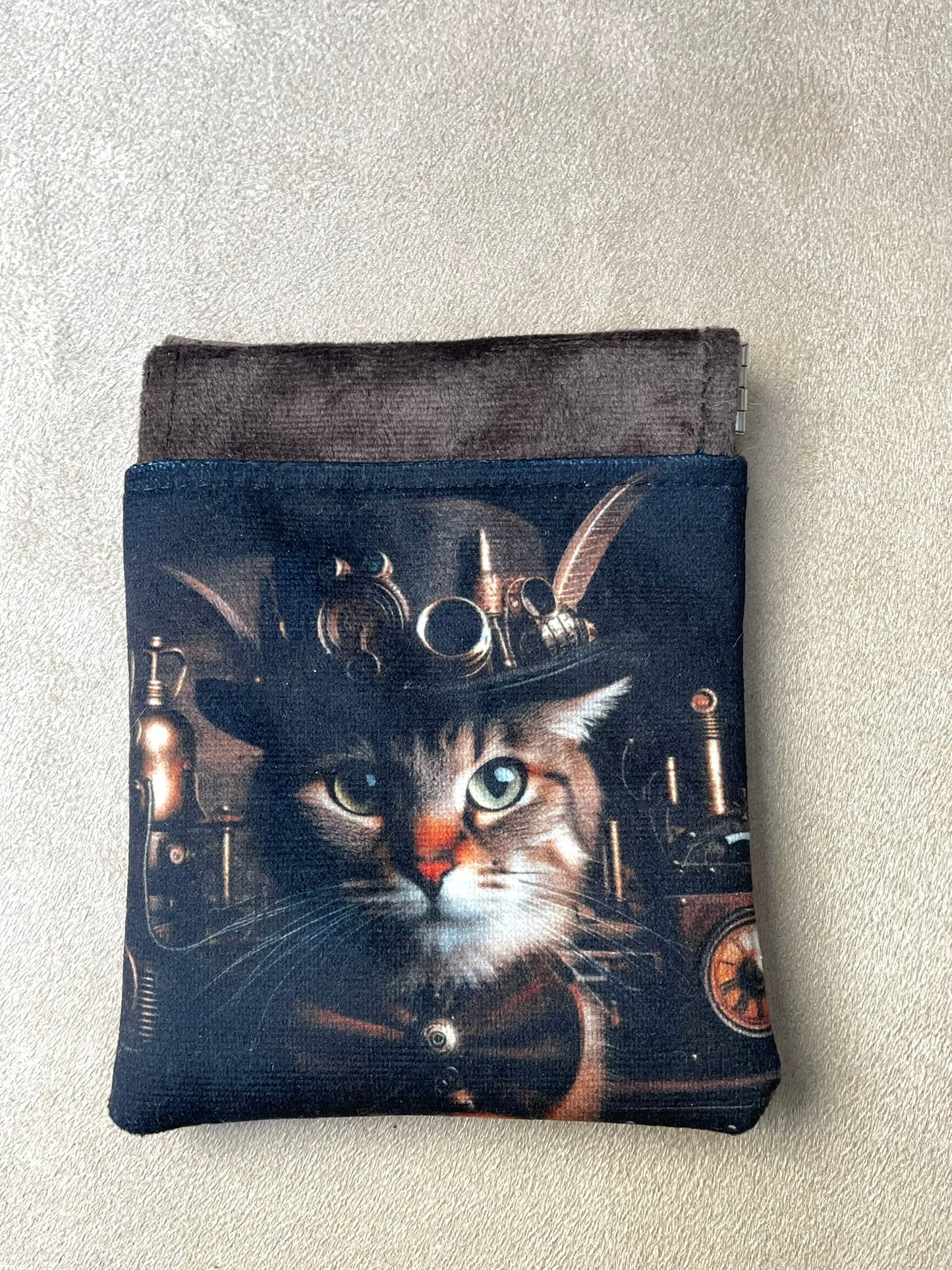 Porte-monnaie clac "Chat Steampunk" – Illustration rétro-futuriste & velours doux – Accessoire compact et décalé
