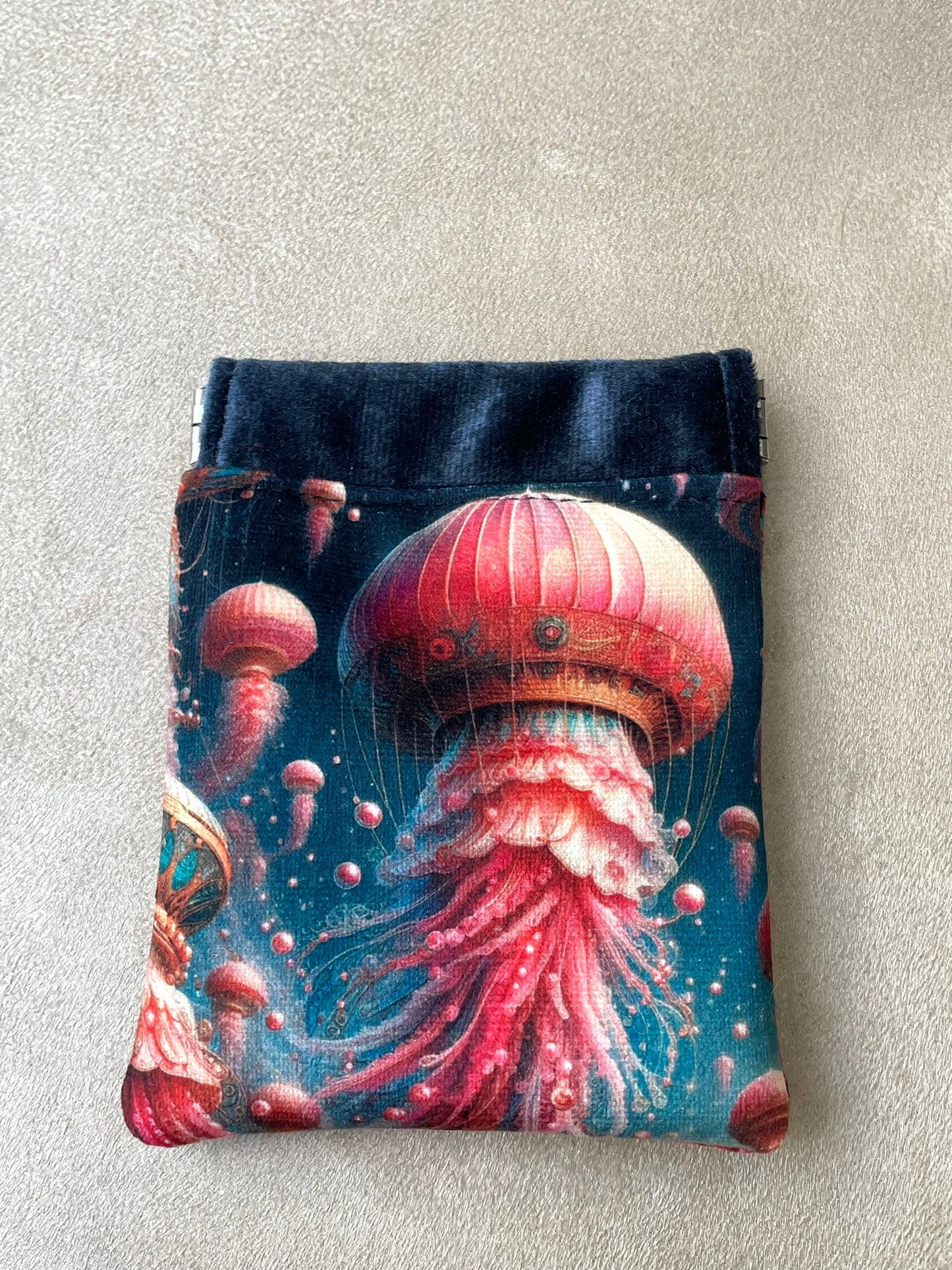 Porte-monnaie clac "Méduses" – Velours bleu & illustration marine – Format compact et original