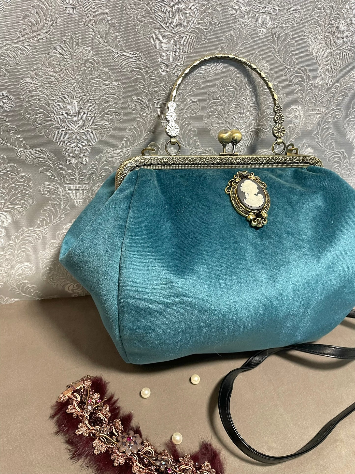 Sac femme "Camée " – Velours & silhouette baroque – Accessoire élégant et mystérieux