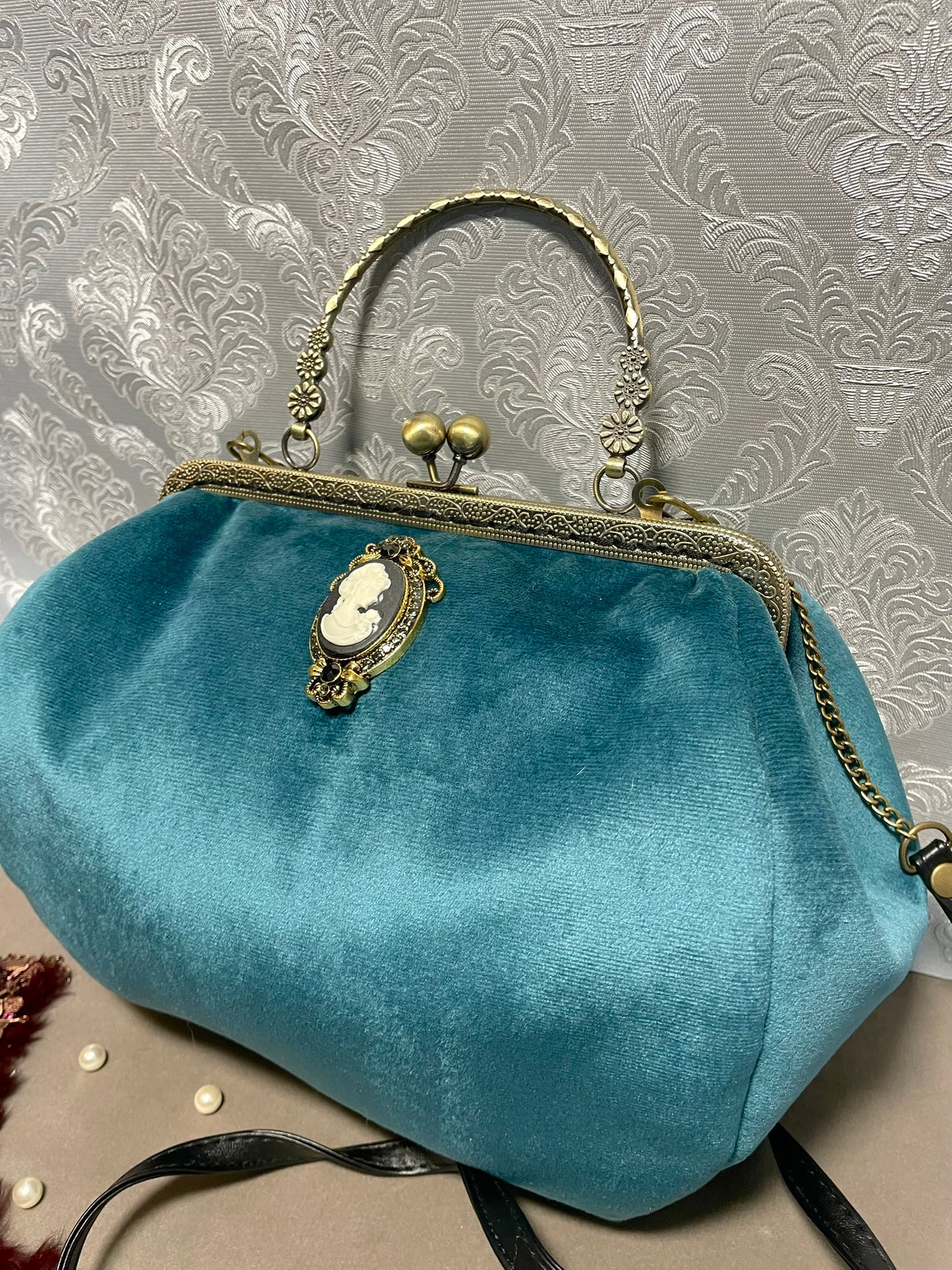 Sac femme "Camée " – Velours & silhouette baroque – Accessoire élégant et mystérieux