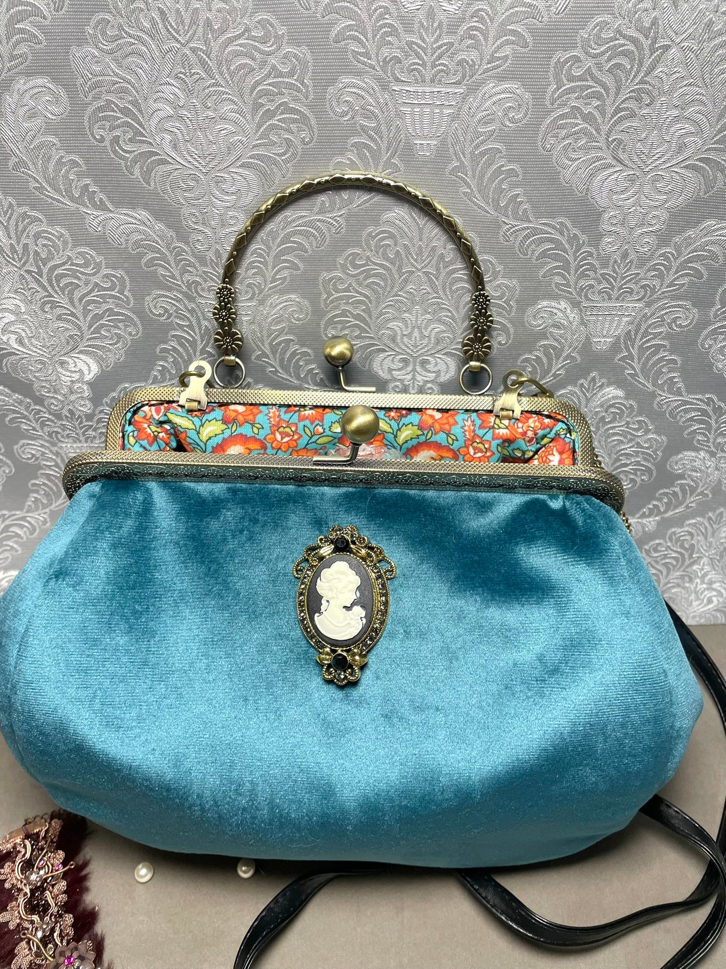 Sac femme "Camée " – Velours & silhouette baroque – Accessoire élégant et mystérieux