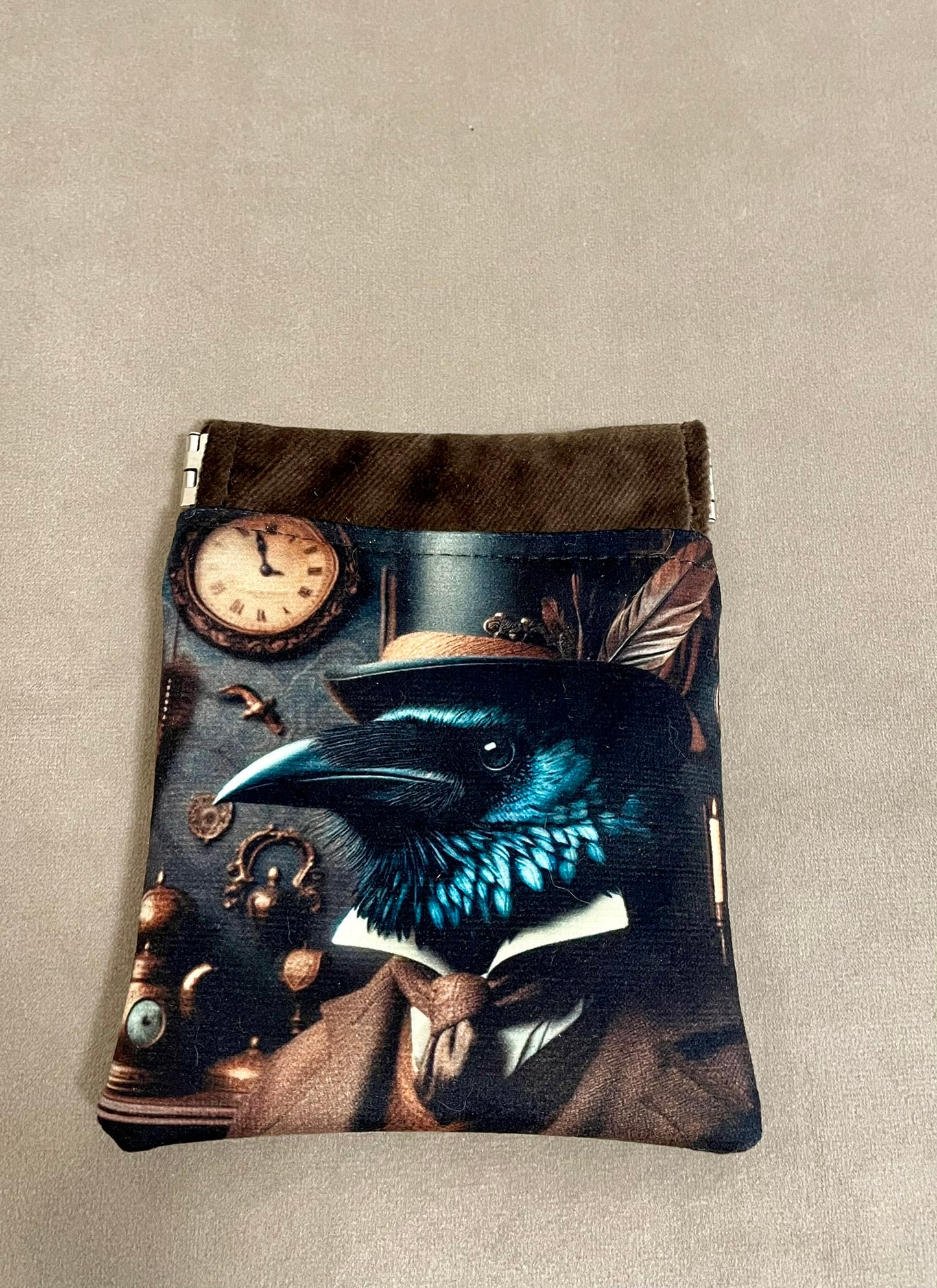 Porte-monnaie clac "Corbeau Steampunk" – Illustration victorienne & velours – Accessoire compact et mystérieux