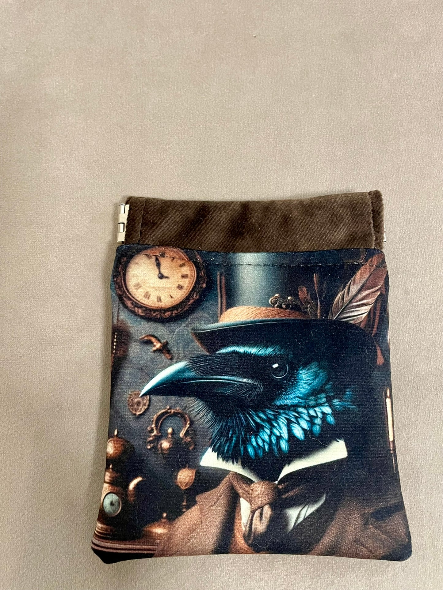 Porte-monnaie clac "Corbeau Steampunk" – Illustration victorienne & velours – Accessoire compact et mystérieux