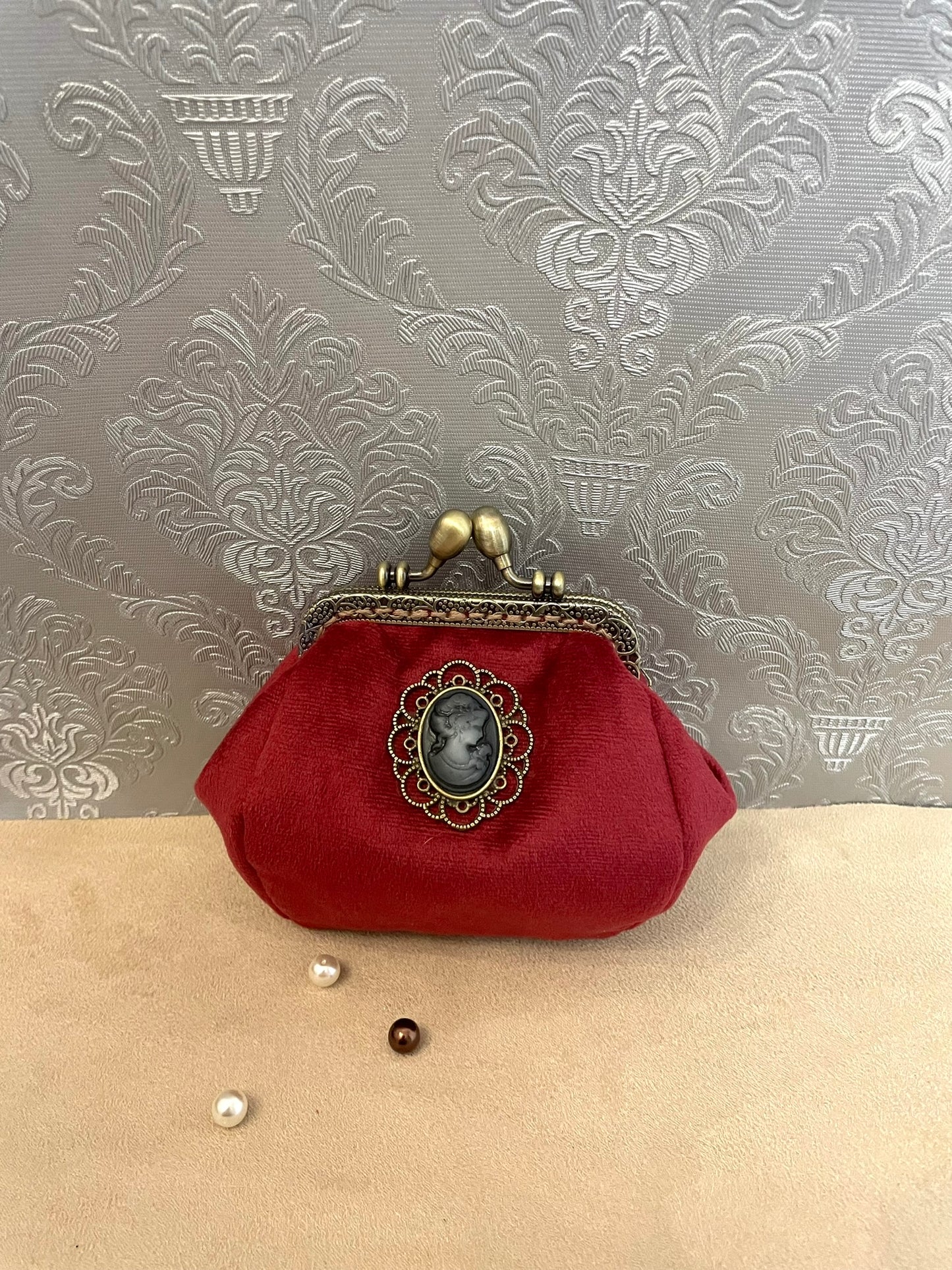 Porte-monnaie rétro en velours bordeaux avec camée victorienne – Fait main & chic intemporel