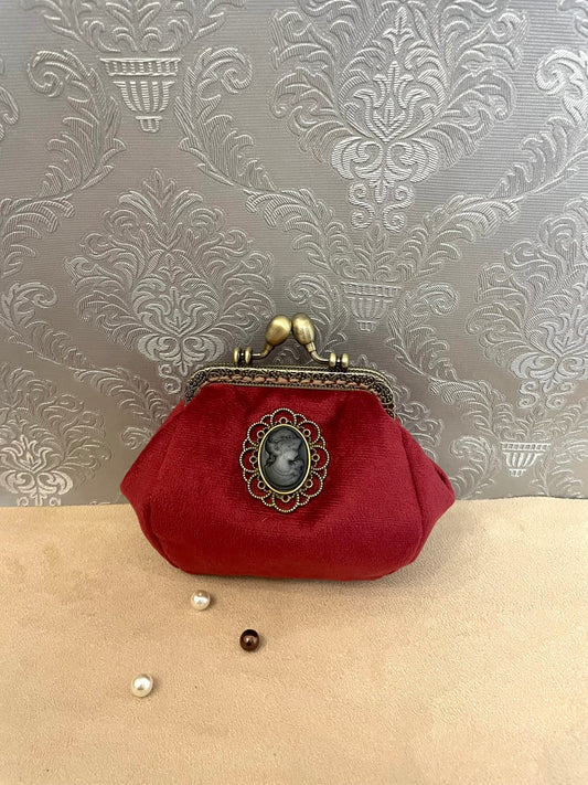 Porte-monnaie rétro en velours bordeaux avec camée victorienne – Fait main & chic intemporel