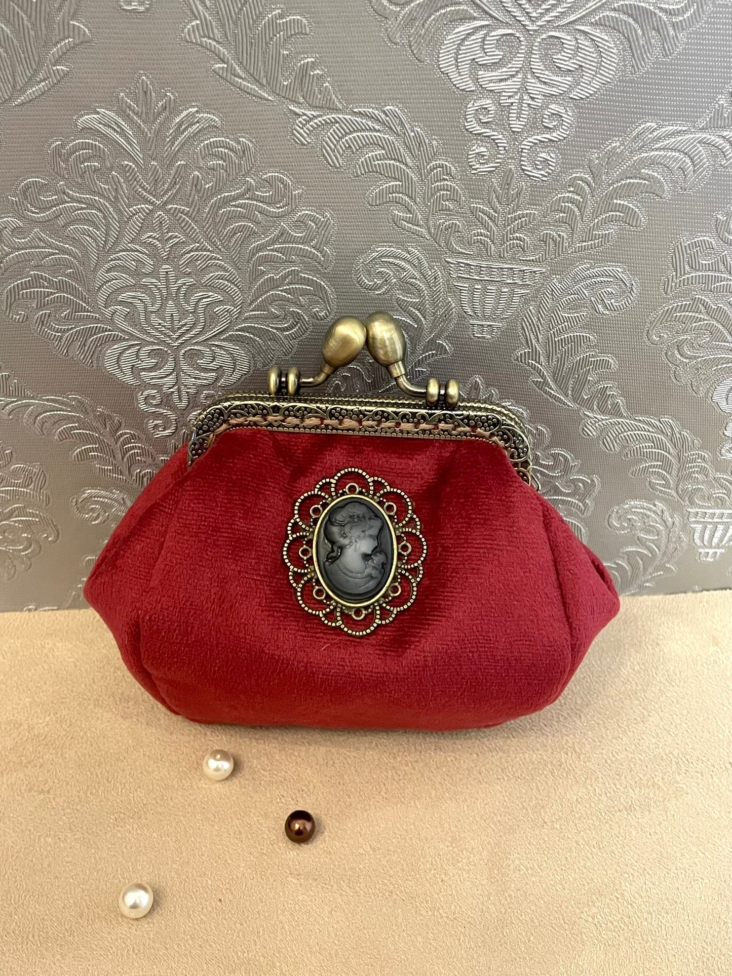Porte-monnaie rétro en velours bordeaux avec camée victorienne – Fait main & chic intemporel