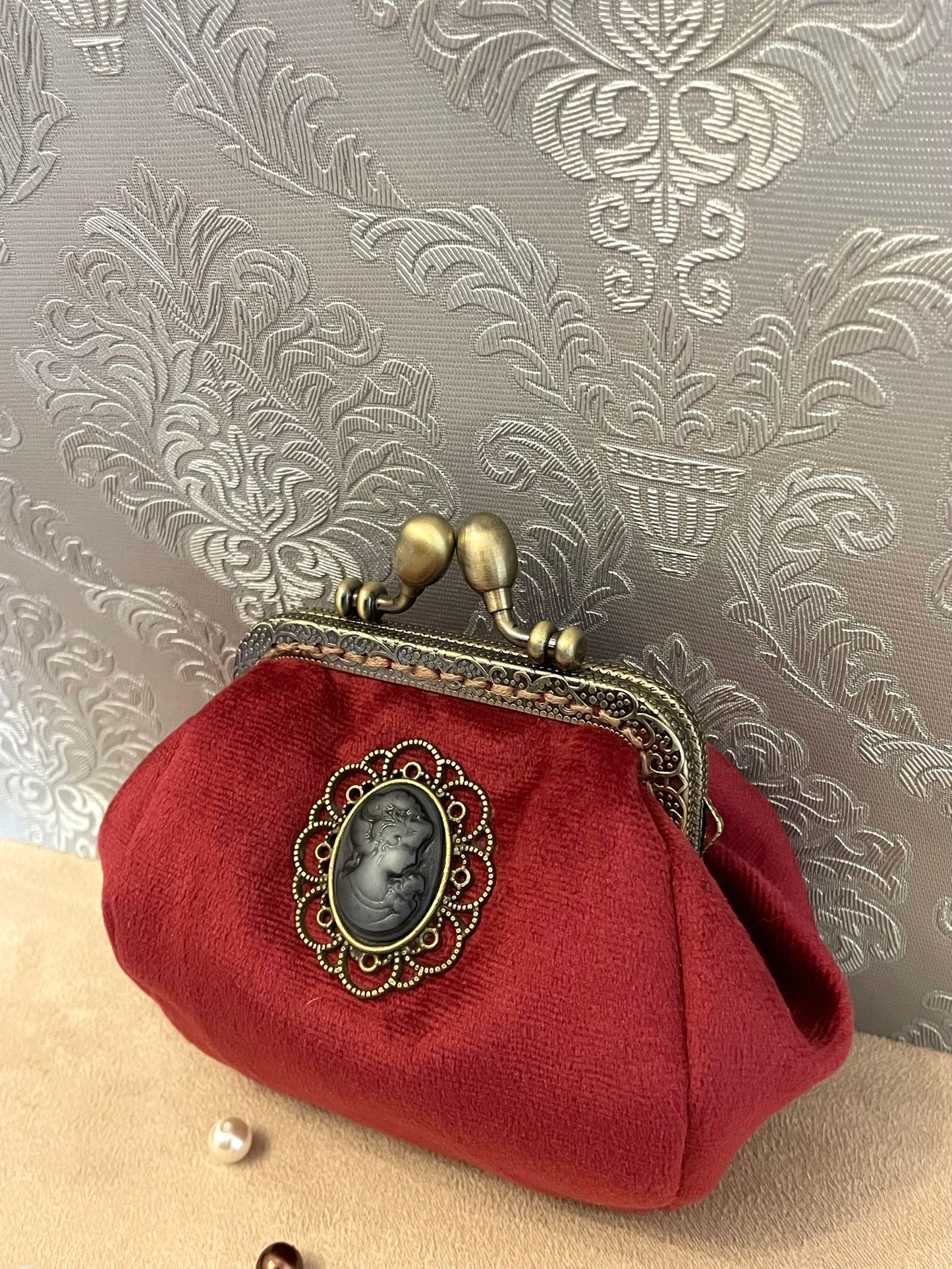 Porte-monnaie rétro en velours bordeaux avec camée victorienne – Fait main & chic intemporel