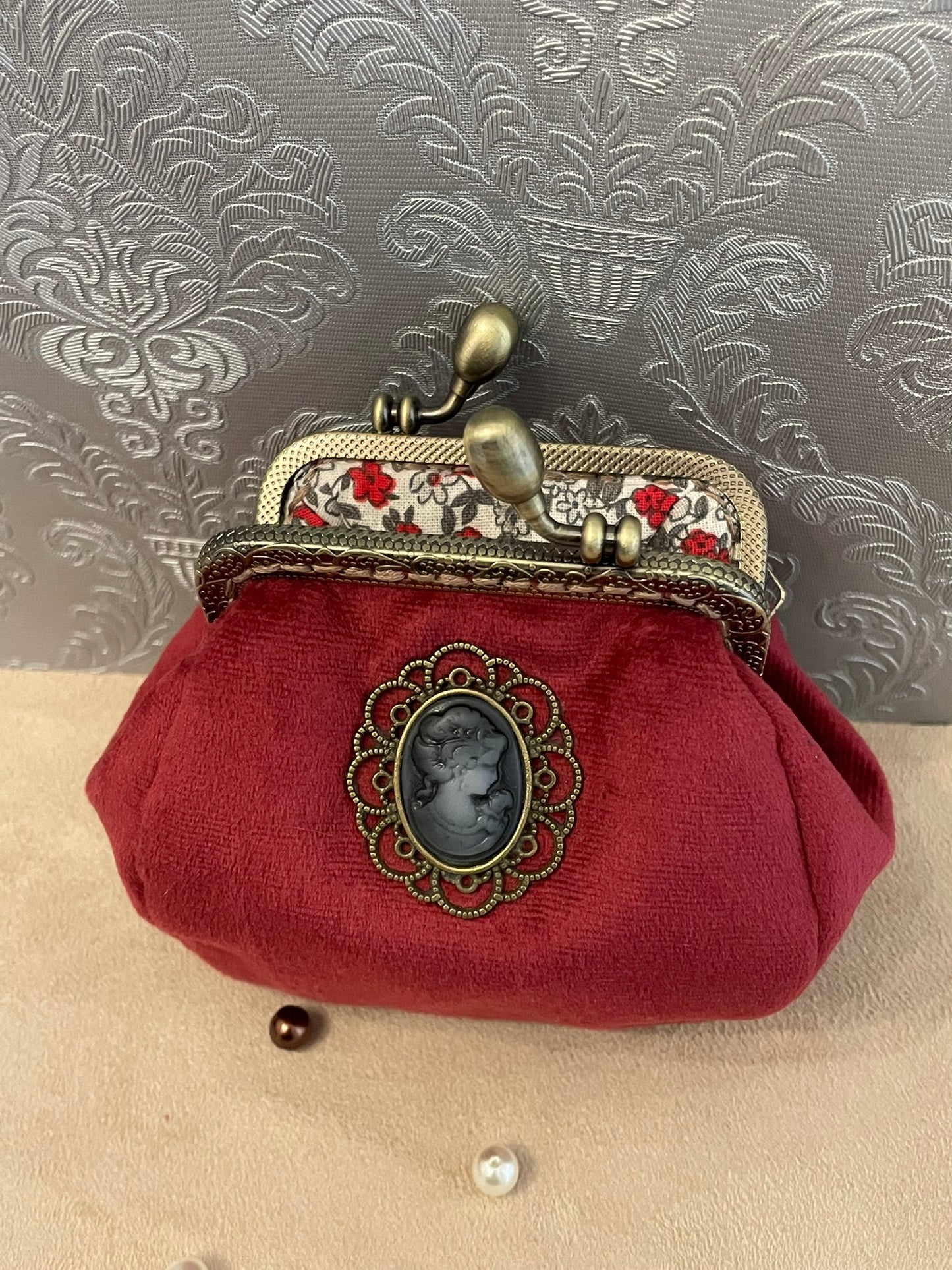 Porte-monnaie rétro en velours bordeaux avec camée victorienne – Fait main & chic intemporel