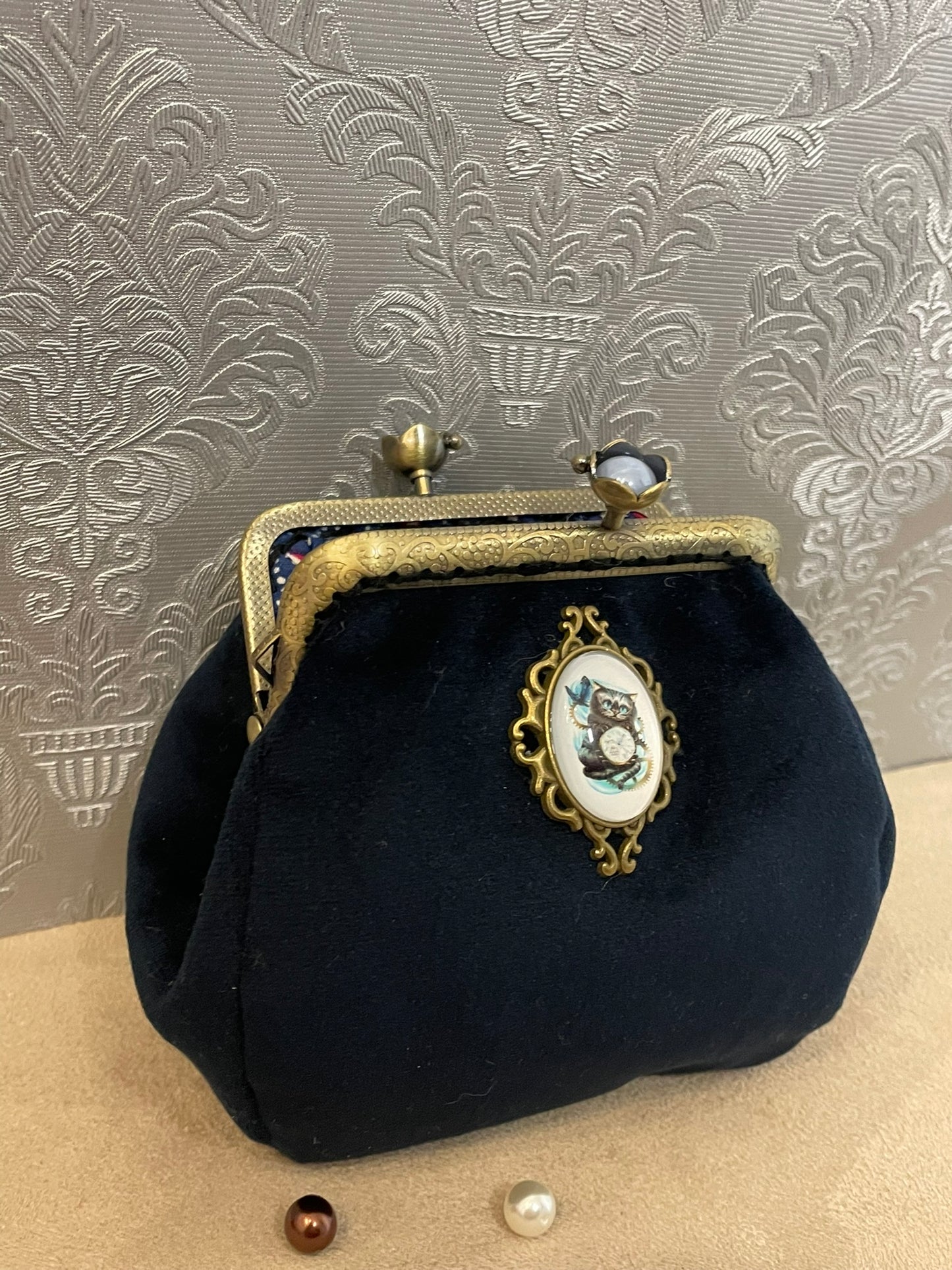 Porte-monnaie Velours Bleu Marine & Chat du Cheshire | Style Rétro Alice au Pays des Merveilles