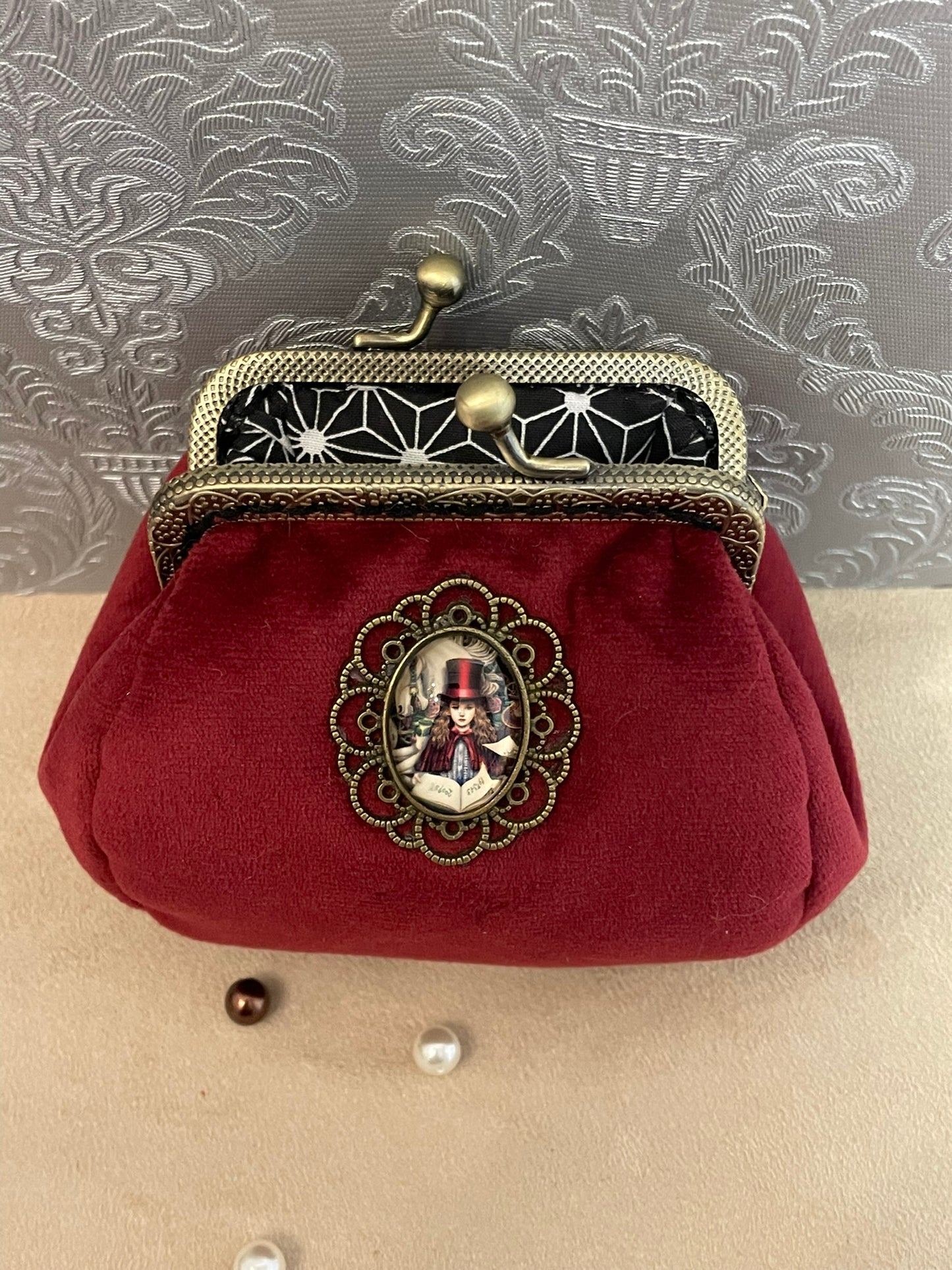 Porte-monnaie rétro en velours rouge avec chaperon rouge – Fait main & chic intemporel