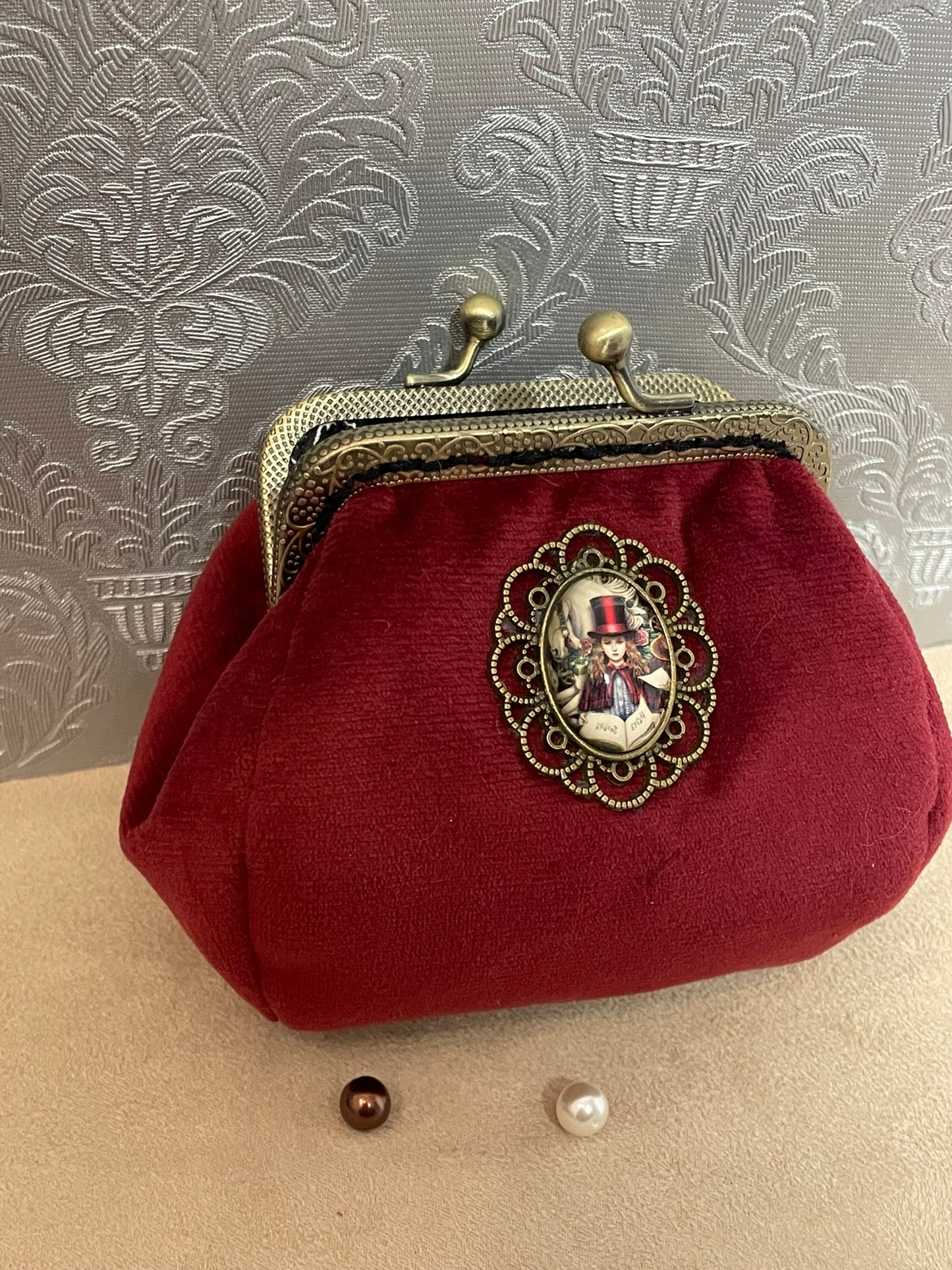 Porte-monnaie rétro en velours rouge avec chaperon rouge – Fait main & chic intemporel