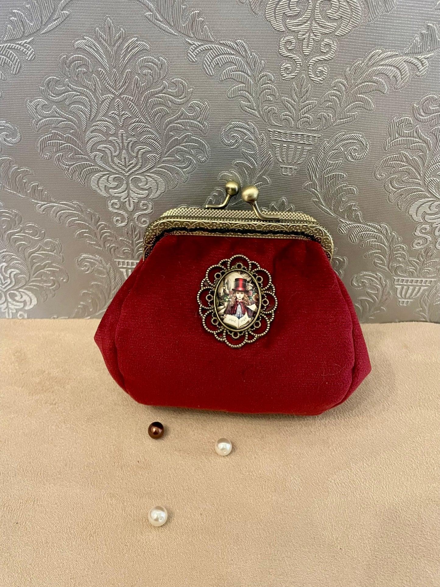 Porte-monnaie rétro en velours rouge avec chaperon rouge – Fait main & chic intemporel