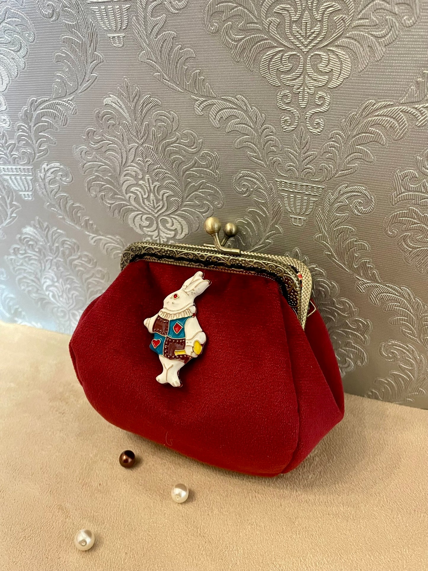 Porte-monnaie rétro en velours rouge avec le lapin blanc d'Alice – Fait main & chic intemporel