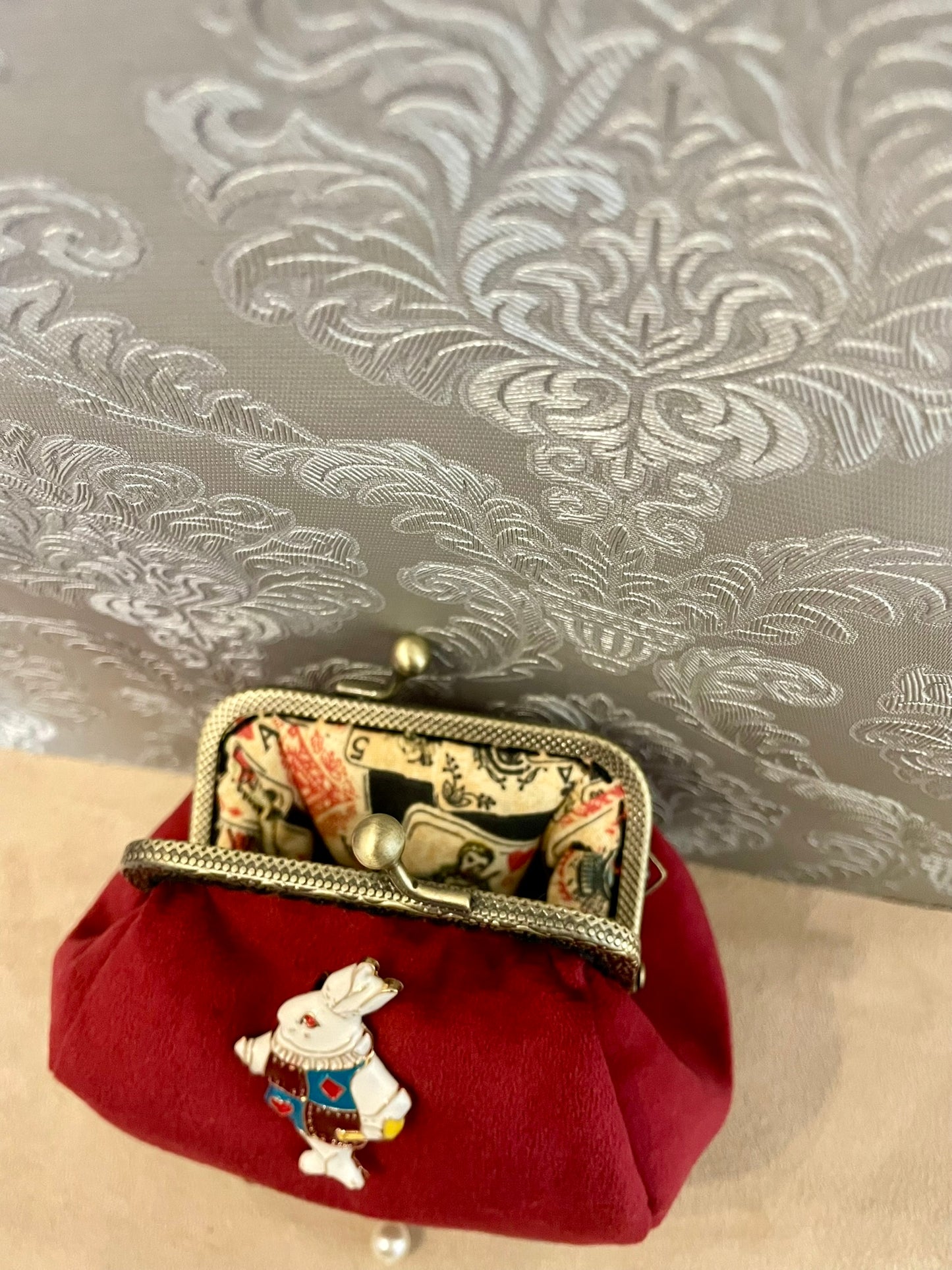 Porte-monnaie rétro en velours rouge avec le lapin blanc d'Alice – Fait main & chic intemporel