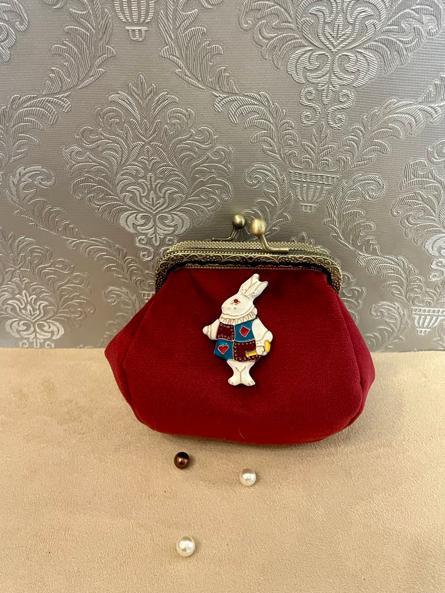 Porte-monnaie rétro en velours rouge avec le lapin blanc d'Alice – Fait main & chic intemporel