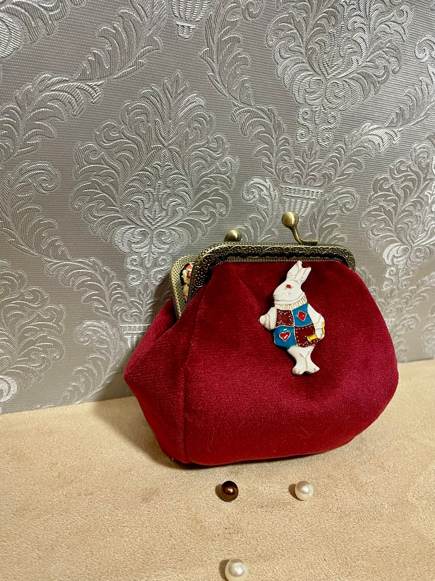 Porte-monnaie rétro en velours rouge avec le lapin blanc d'Alice – Fait main & chic intemporel