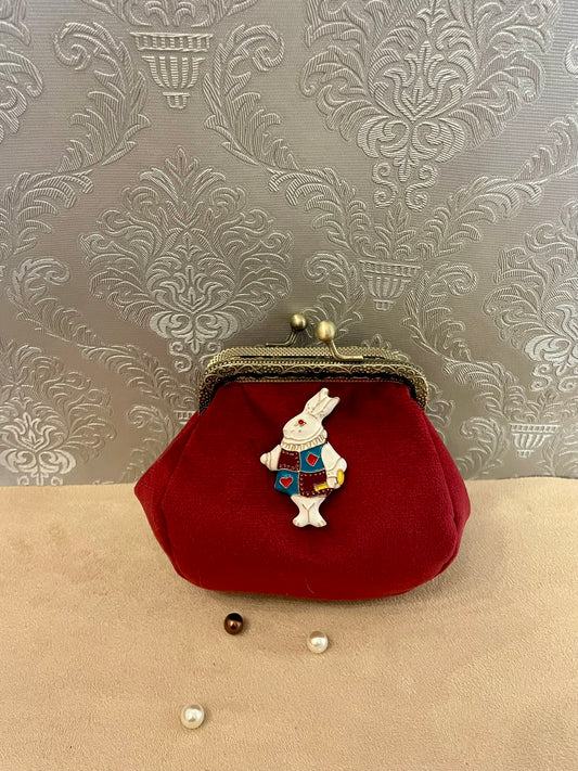 Porte-monnaie rétro en velours rouge avec le lapin blanc d'Alice – Fait main & chic intemporel