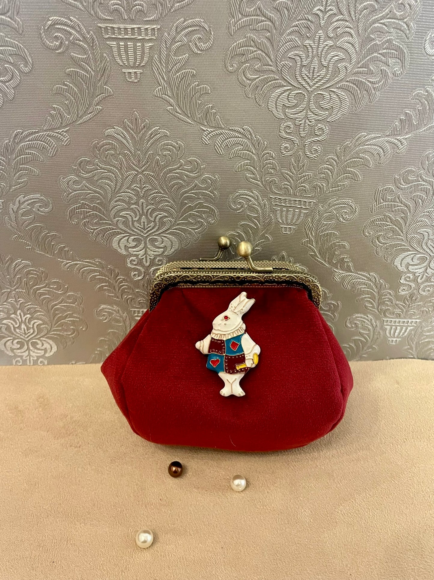 Porte-monnaie rétro en velours rouge avec le lapin blanc d'Alice – Fait main & chic intemporel