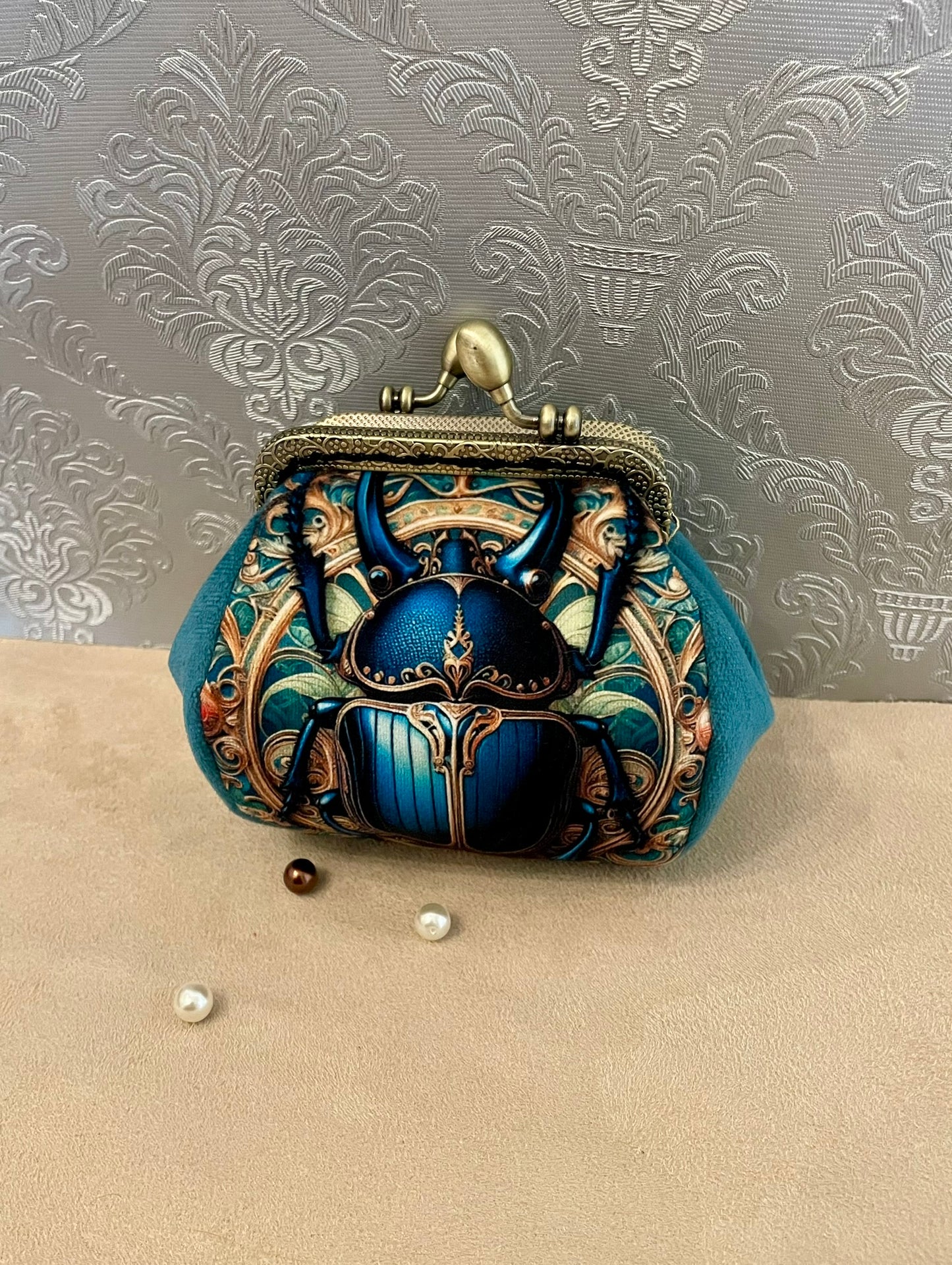 🪲 Porte-monnaie Scarabée Royal – Accessoire mystique & raffiné en velours