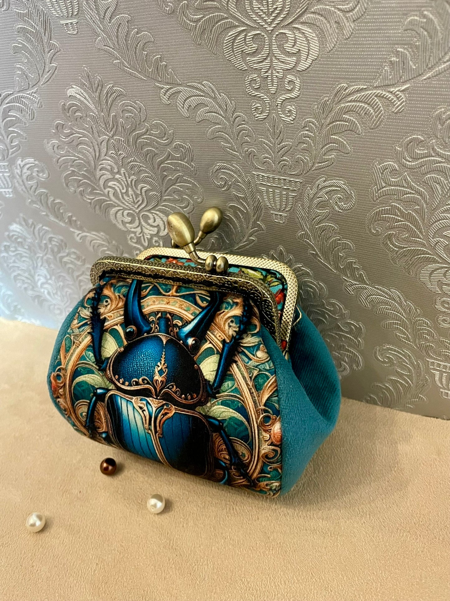 🪲 Porte-monnaie Scarabée Royal – Accessoire mystique & raffiné en velours