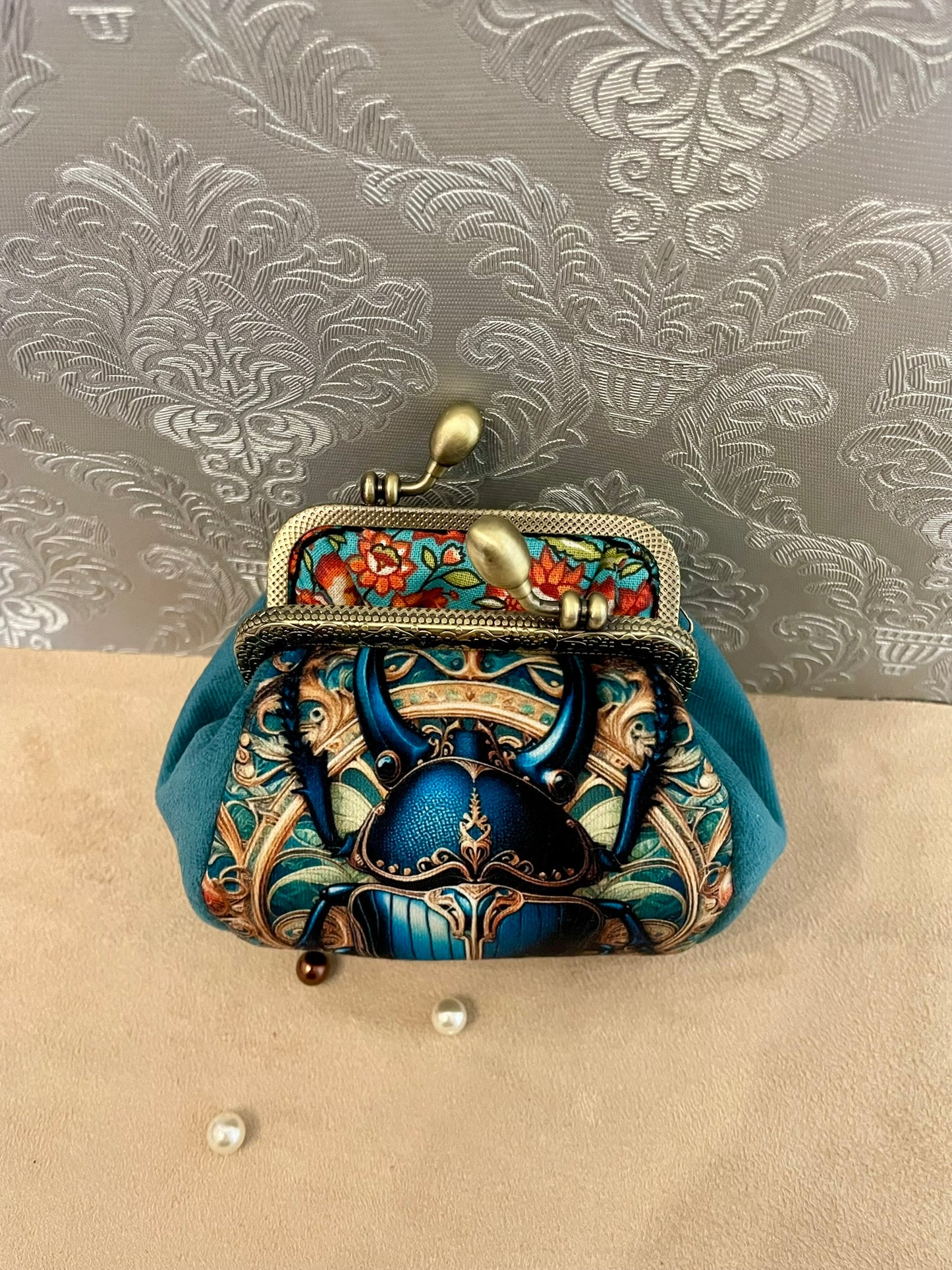 🪲 Porte-monnaie Scarabée Royal – Accessoire mystique & raffiné en velours