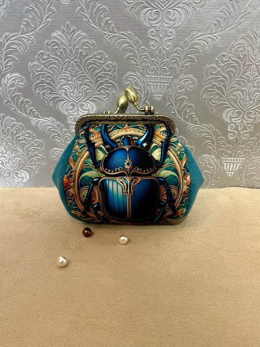 🪲 Porte-monnaie Scarabée Royal – Accessoire mystique & raffiné en velours
