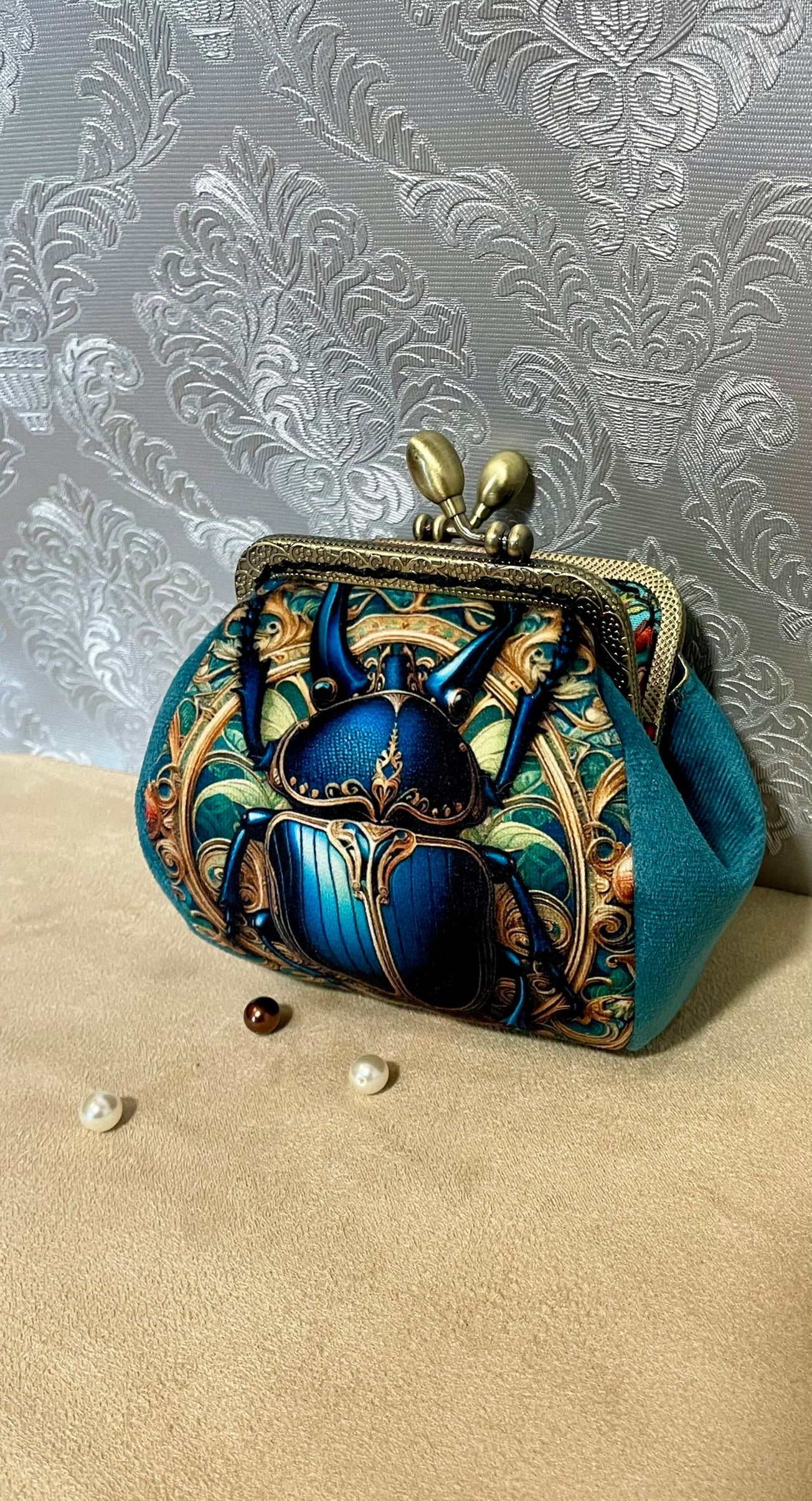 🪲 Porte-monnaie Scarabée Royal – Accessoire mystique & raffiné en velours