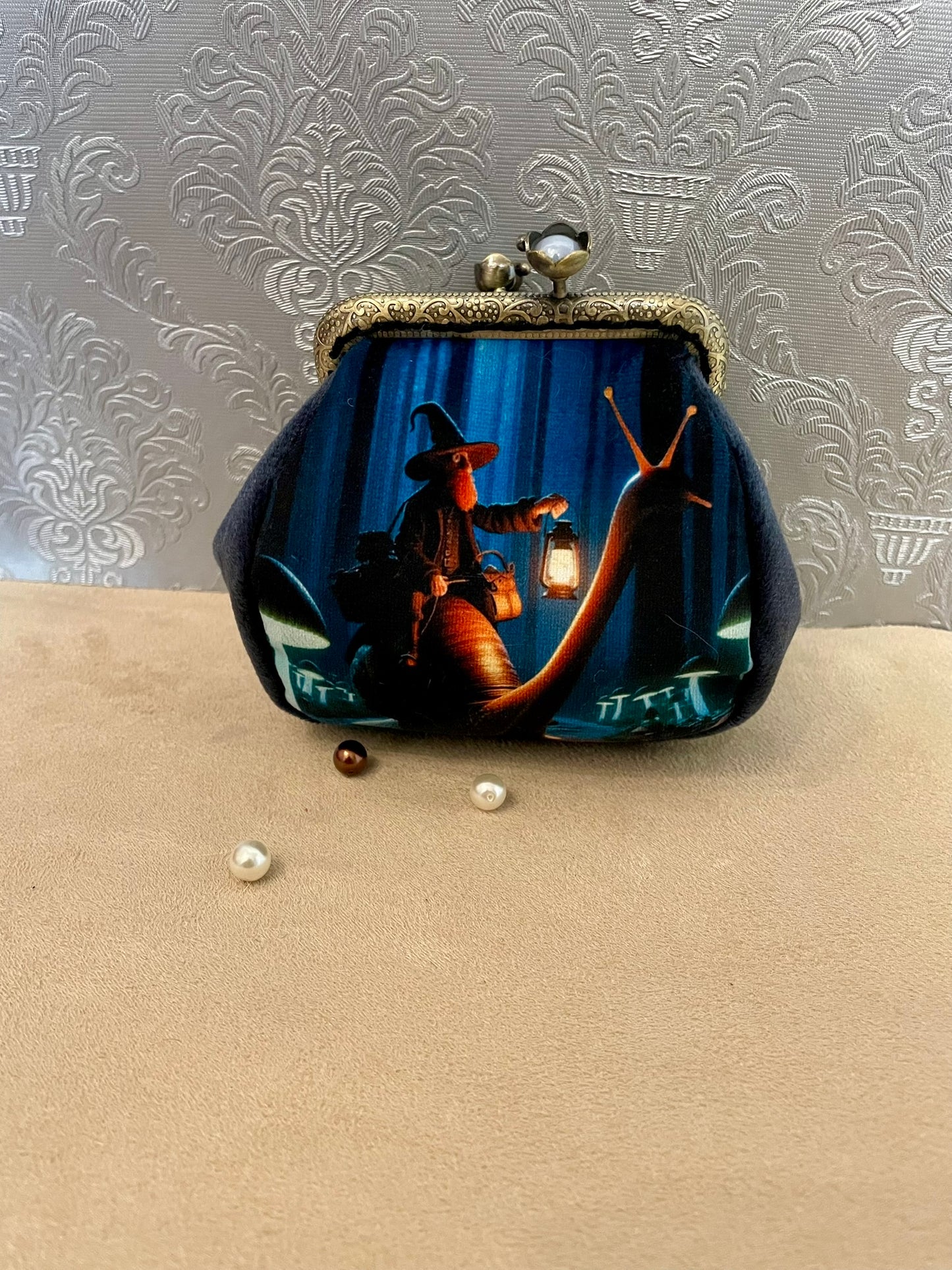 Porte-monnaie “Le Gardien des Sous-Bois” – Accessoire imaginaire en velours