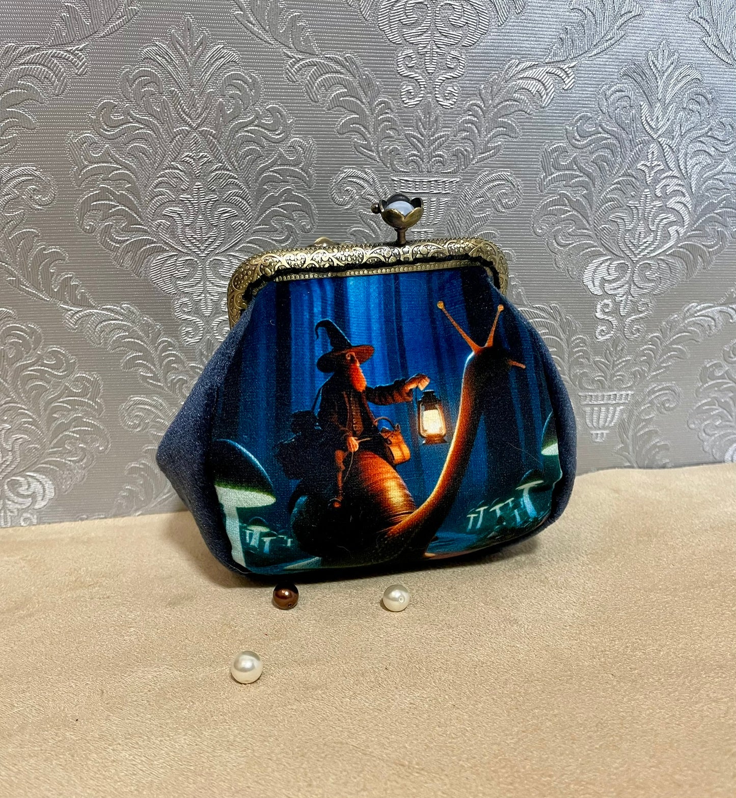 Porte-monnaie “Le Gardien des Sous-Bois” – Accessoire imaginaire en velours