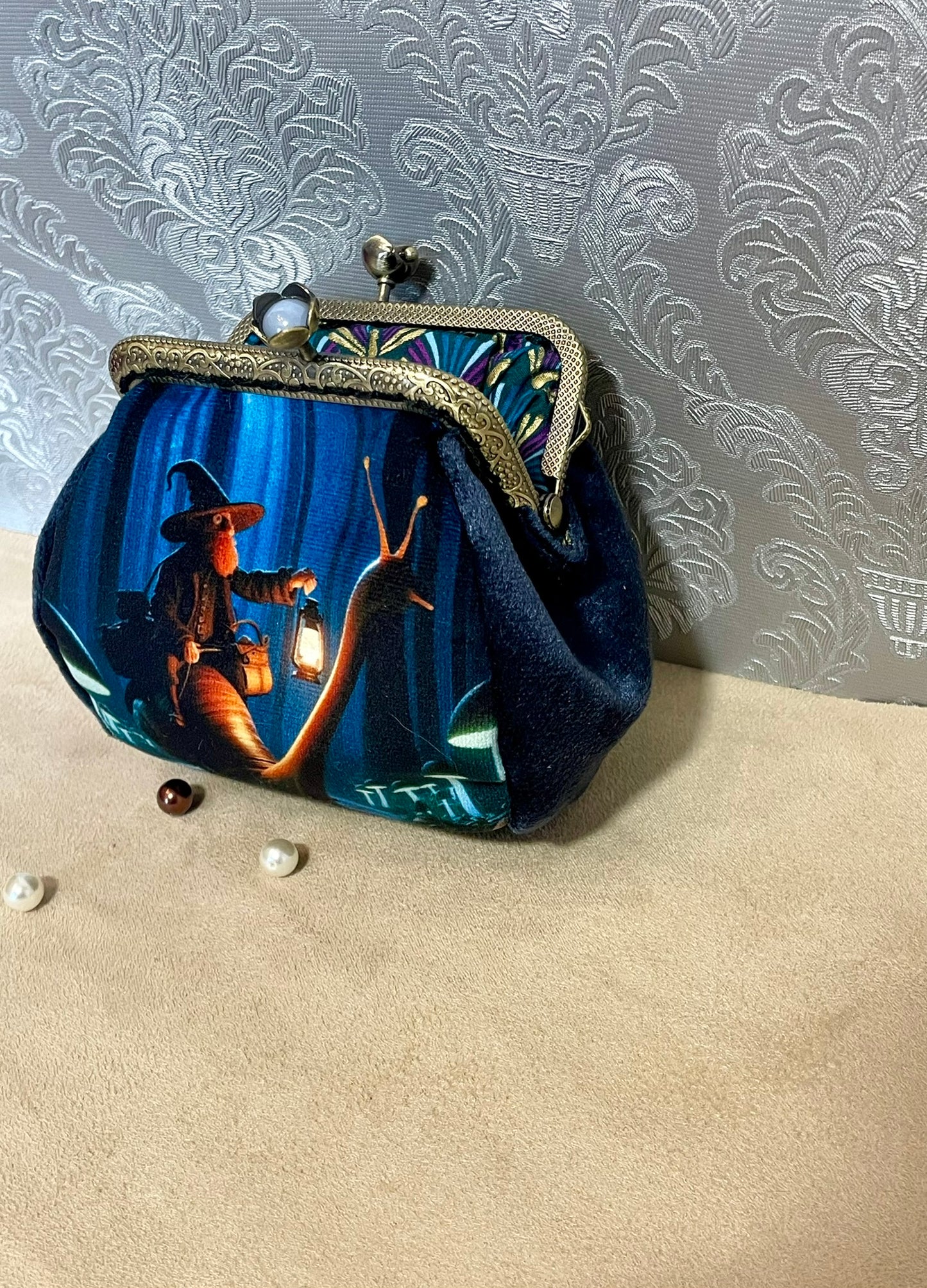 Porte-monnaie “Le Gardien des Sous-Bois” – Accessoire imaginaire en velours