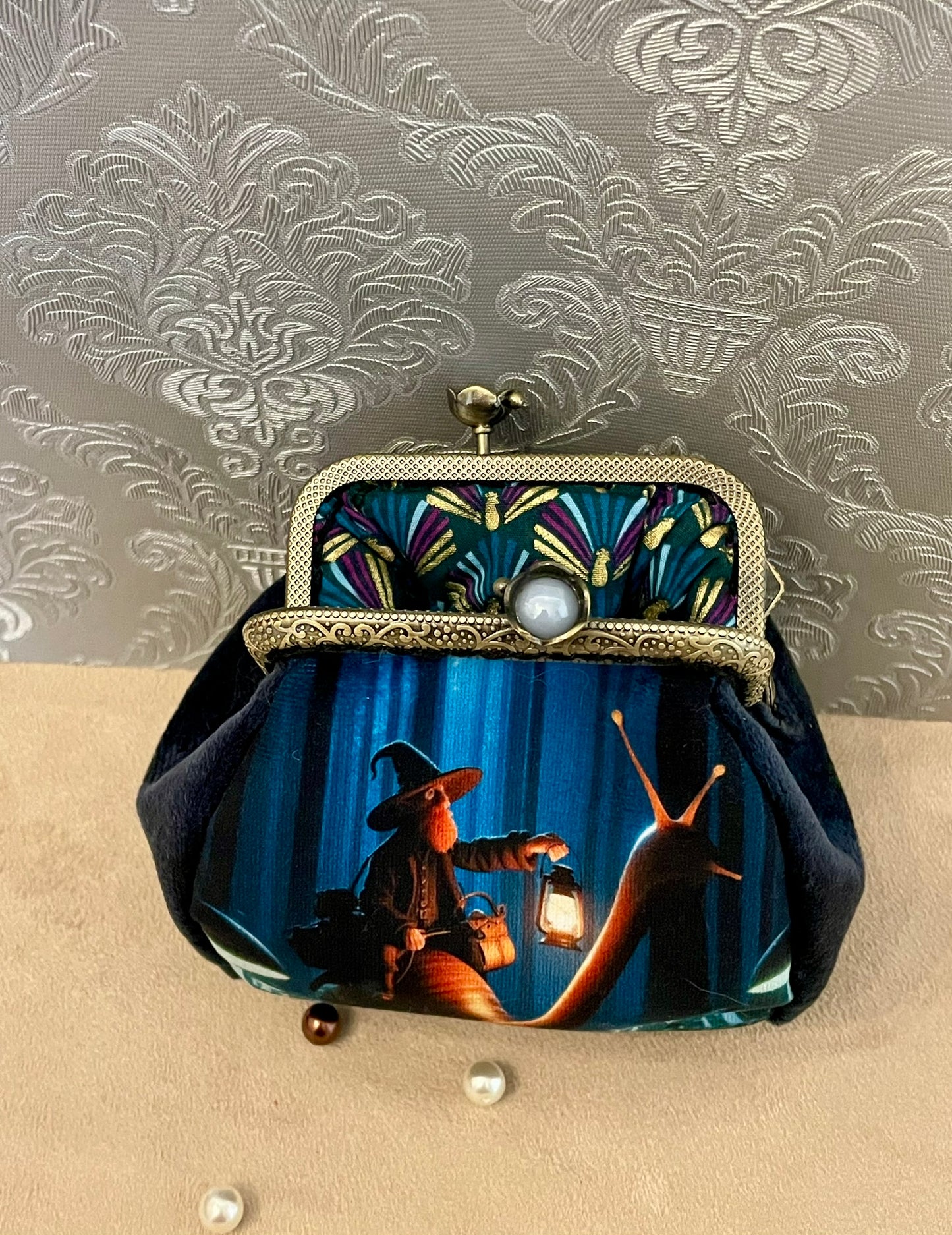 Porte-monnaie “Le Gardien des Sous-Bois” – Accessoire imaginaire en velours