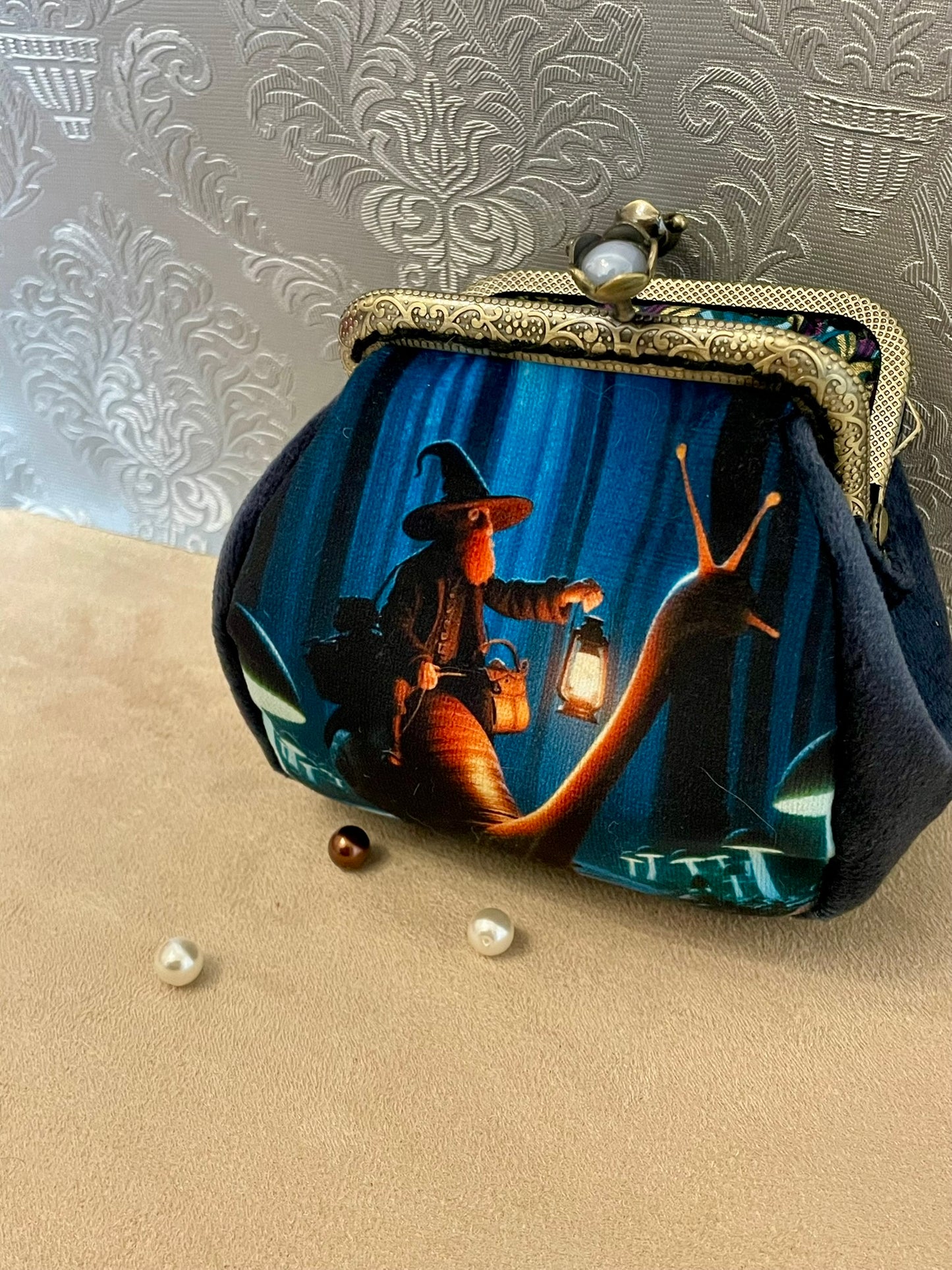 Porte-monnaie “Le Gardien des Sous-Bois” – Accessoire imaginaire en velours