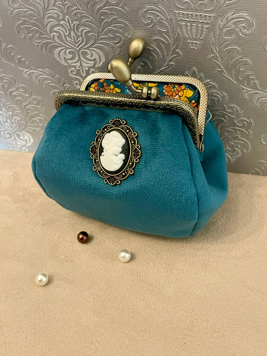 Porte-monnaie rétro en velours bleu avec camée victorienne – Fait main & chic intemporel