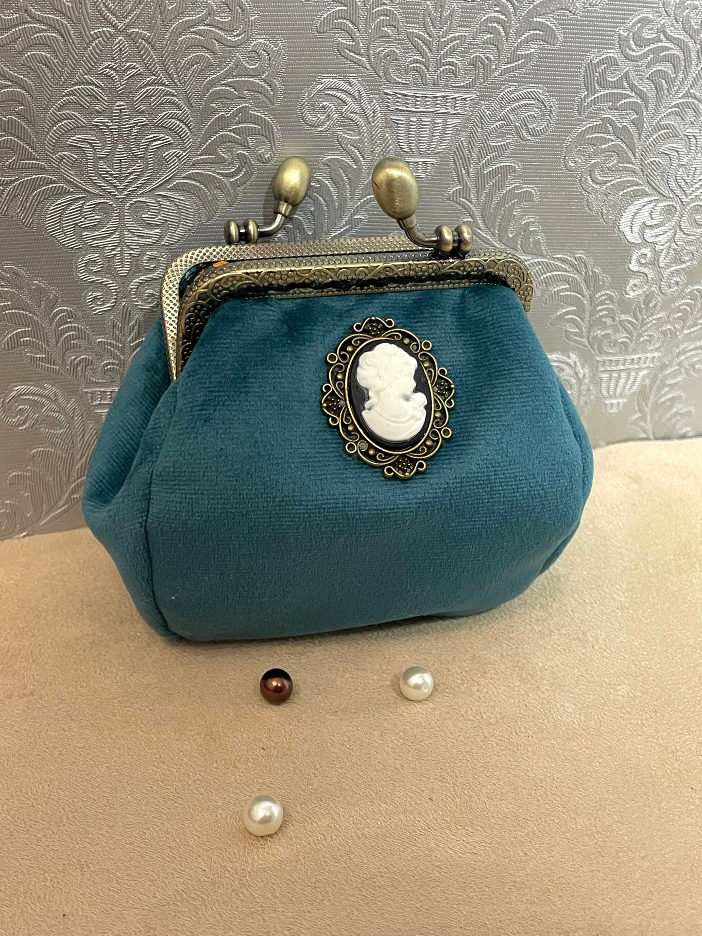 Porte-monnaie rétro en velours bleu avec camée victorienne – Fait main & chic intemporel