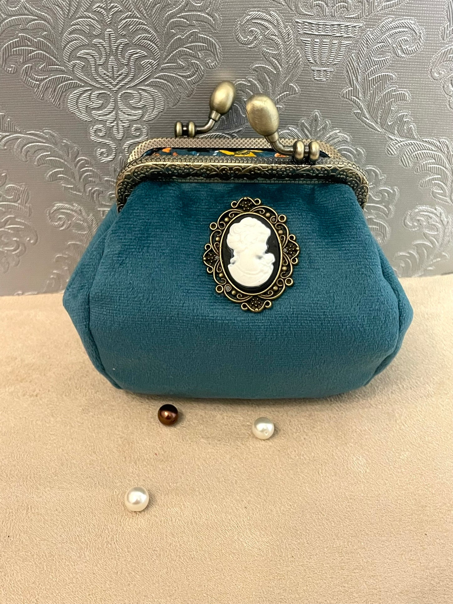 Porte-monnaie rétro en velours bleu avec camée victorienne – Fait main & chic intemporel
