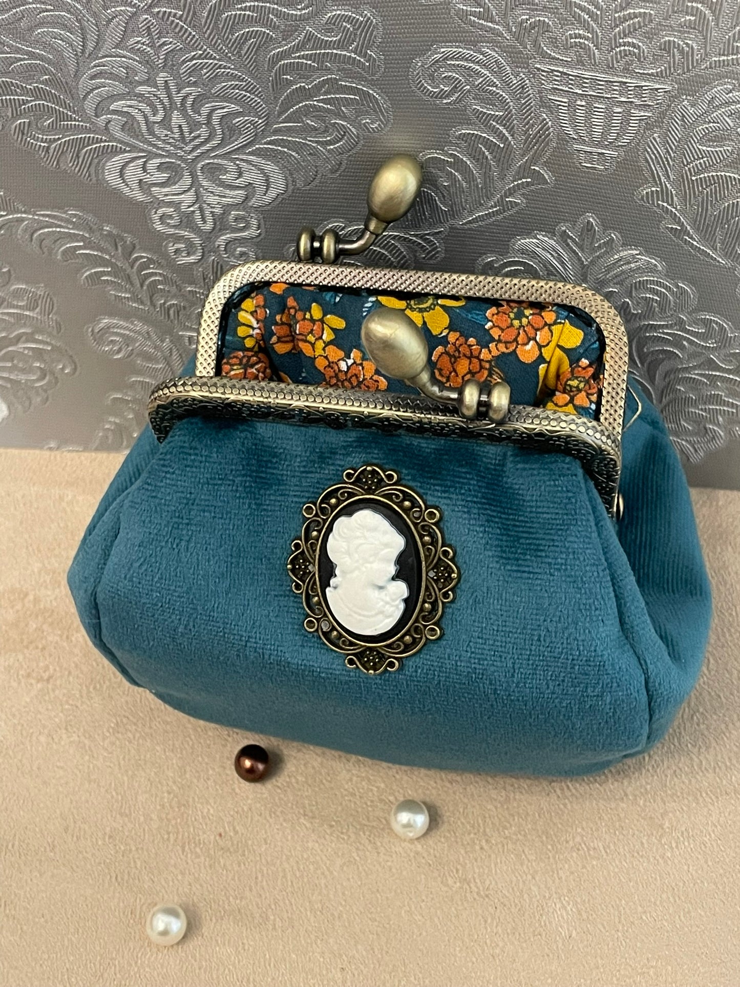 Porte-monnaie rétro en velours bleu avec camée victorienne – Fait main & chic intemporel
