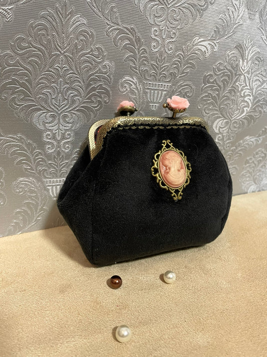 Porte-monnaie rétro en velours noir avec camée victorienne – Fait main & chic intemporel