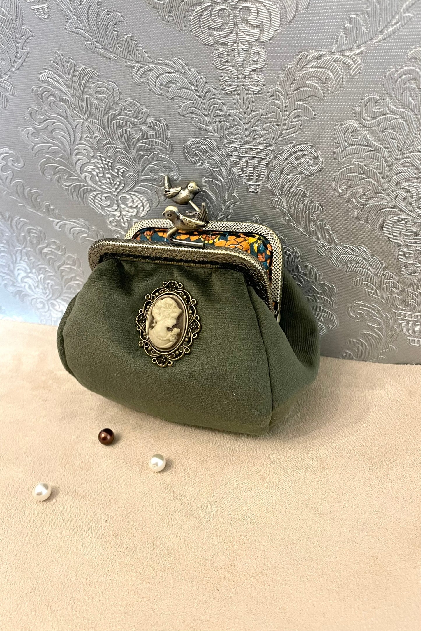 Porte-monnaie rétro en velours vert avec camée victorienne – Fait main & chic intemporel