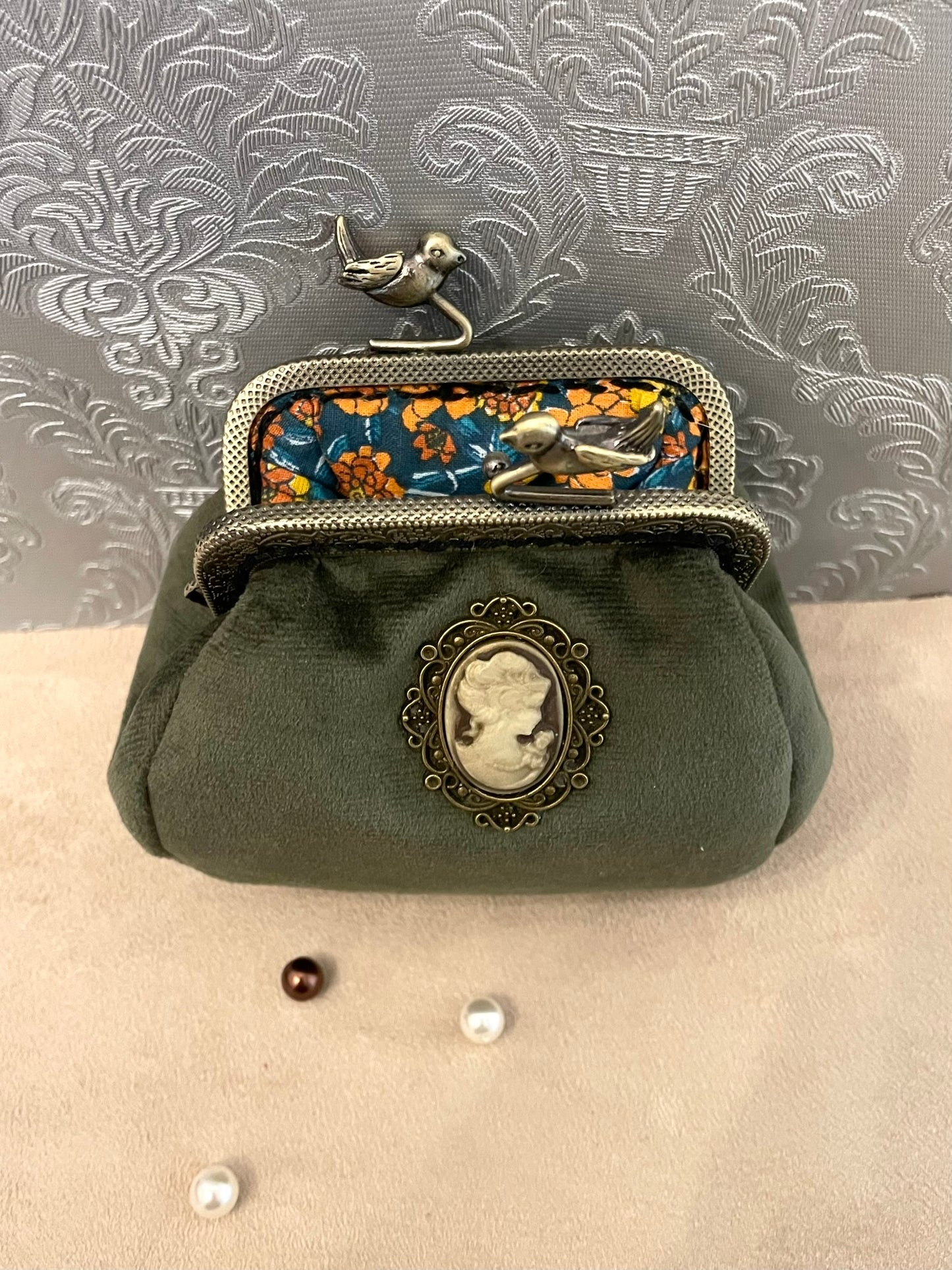 Porte-monnaie rétro en velours vert avec camée victorienne – Fait main & chic intemporel