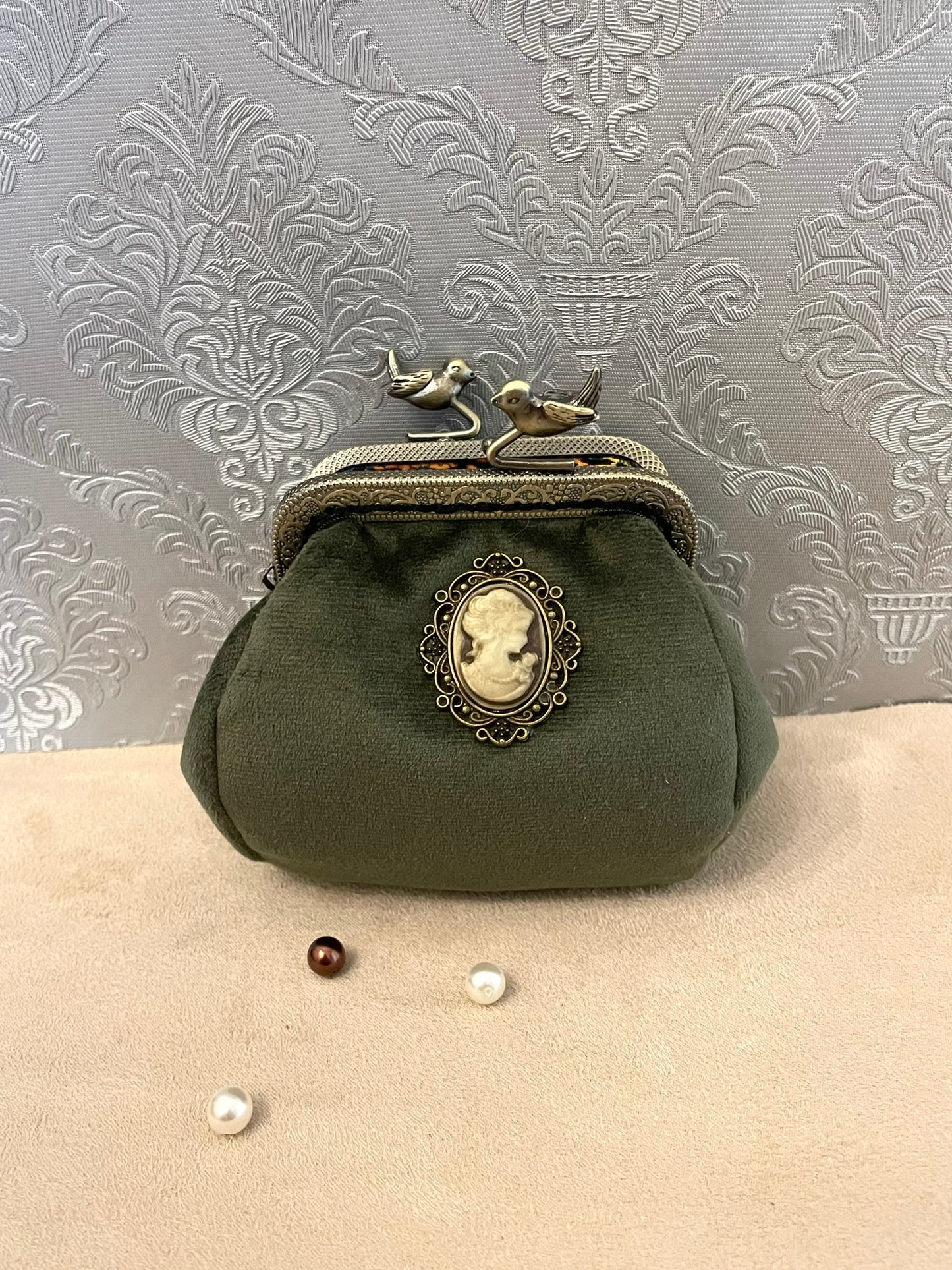 Porte-monnaie rétro en velours vert avec camée victorienne – Fait main & chic intemporel
