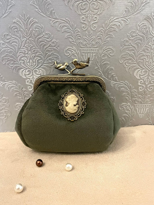 Porte-monnaie rétro en velours vert avec camée victorienne – Fait main & chic intemporel